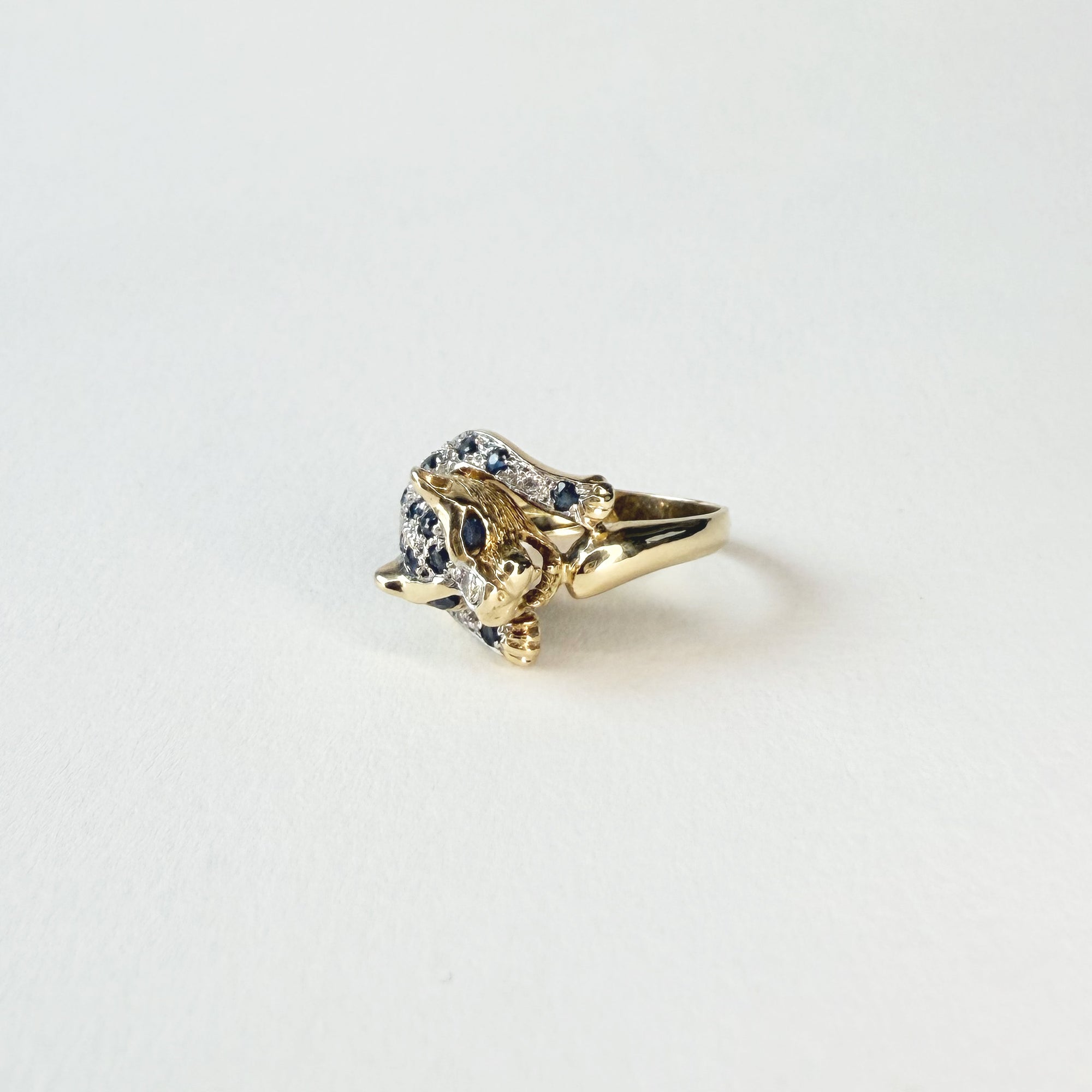 Bague panthère en or jaune 18 carats, sertie de saphirs et diamants. Un bijou audacieux et raffiné, au style inspiré de la haute joaillerie.