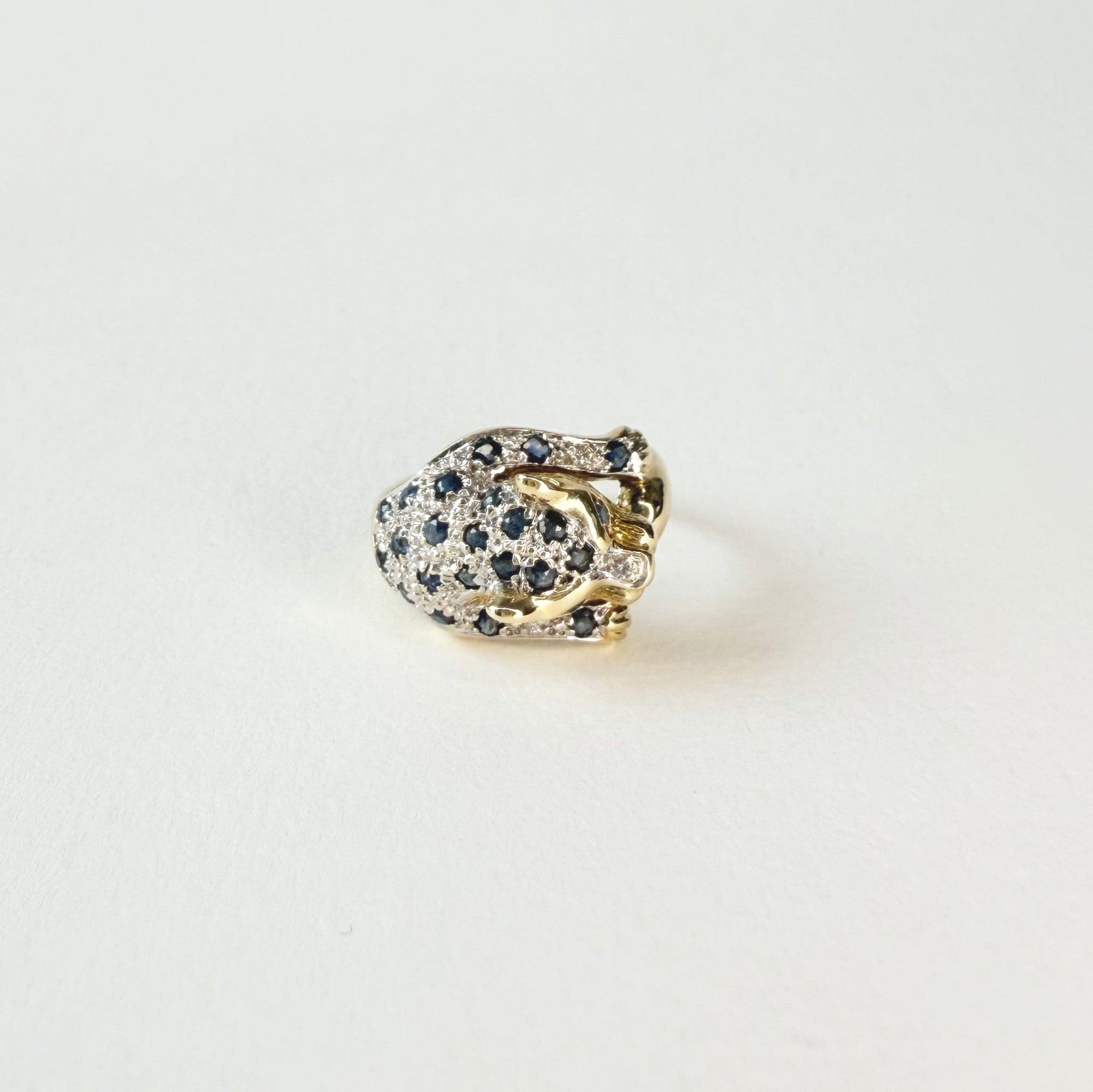 Bague panthère en or jaune 18 carats, sertie de saphirs et diamants. Un bijou audacieux et raffiné, au style inspiré de la haute joaillerie.