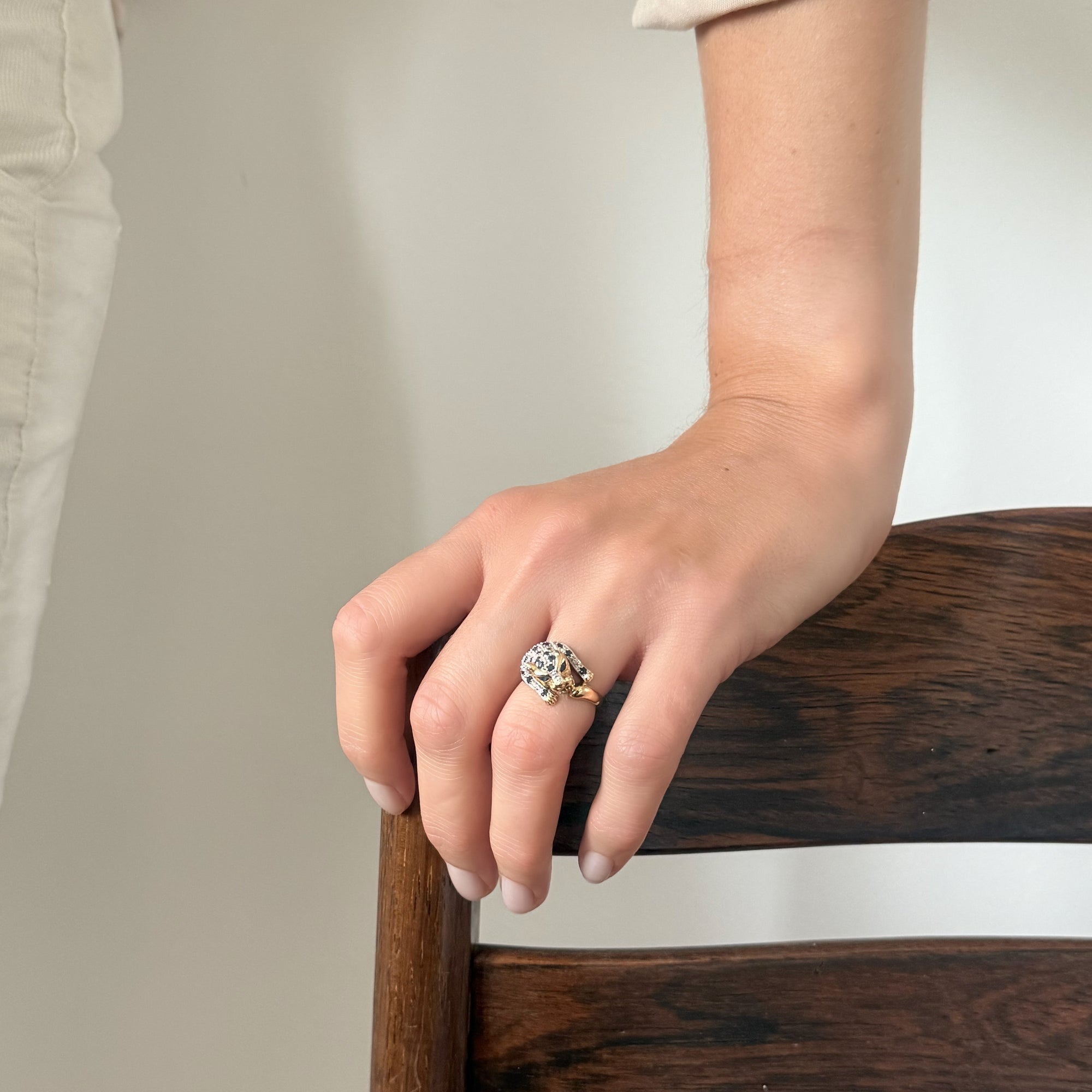 Bague panthère en or jaune 18 carats, sertie de saphirs et diamants. Un bijou audacieux et raffiné, au style inspiré de la haute joaillerie.
