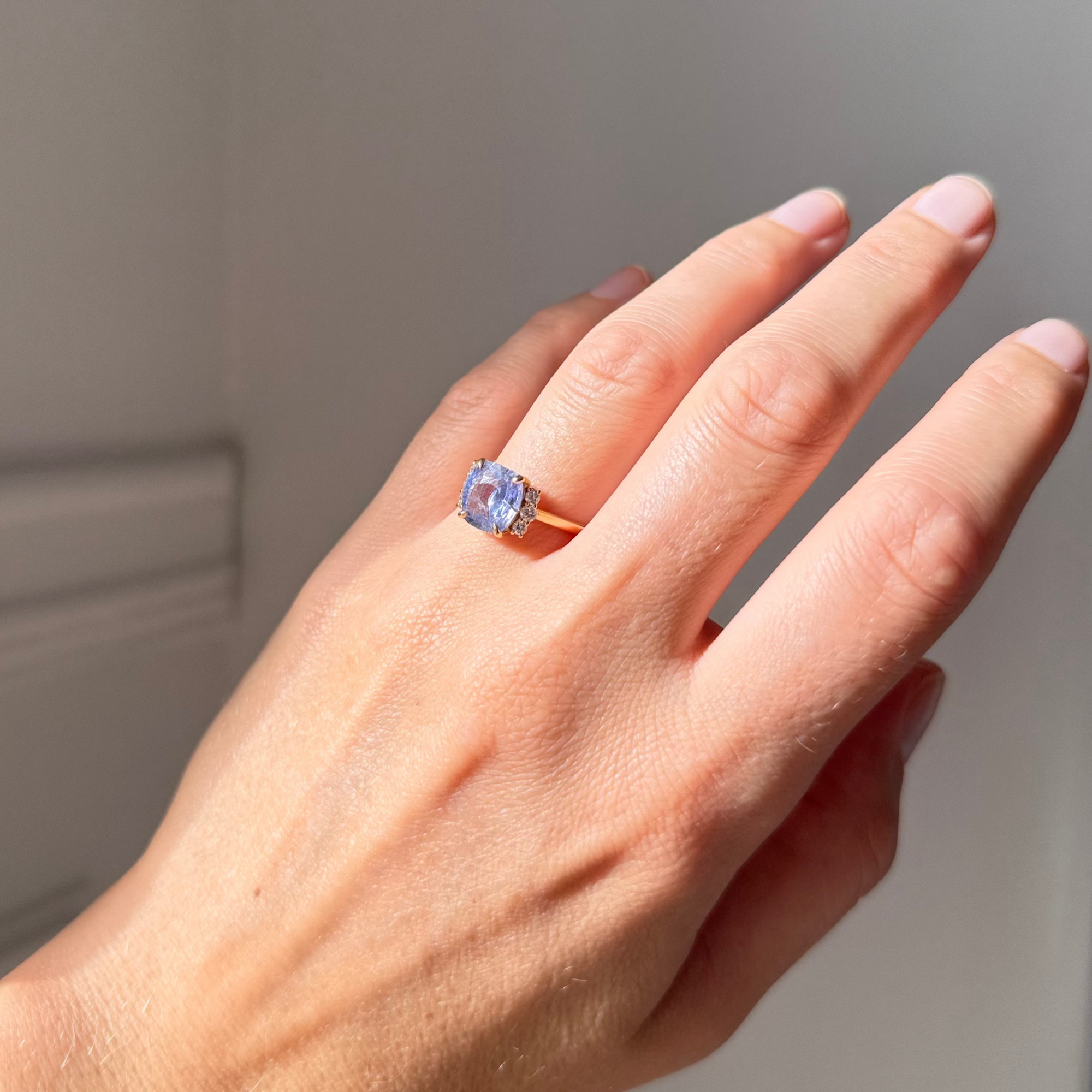 Bague saphir naturel non chauffé sur une monture en or jaune 18 carat de type trilogie.