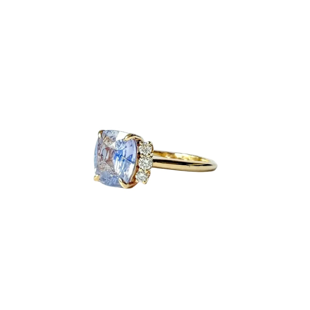 Bague en or jaune 18 carats ornée d'un saphir bleu naturel non chauffé entouré de six diamants naturels