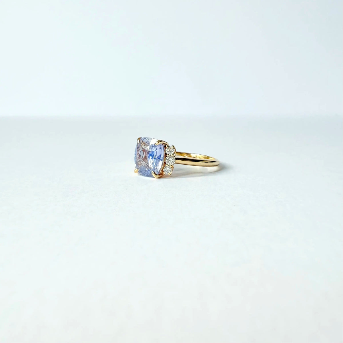 Bague en or jaune 18 carats ornée d'un saphir bleu naturel non chauffé entouré de six diamants naturels