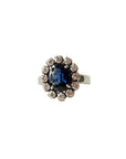 Bague marguerite en or blanc 18 carats sertie d'un saphir naturel ovale entouré de 12 diamants, vue de face.