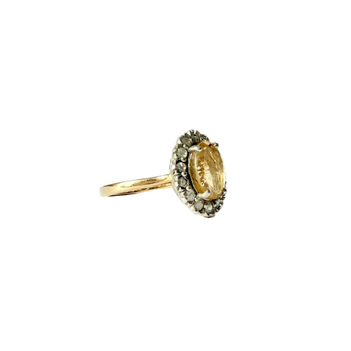 Profil d'une bague marguerite en or 18 carats avec saphir jaune