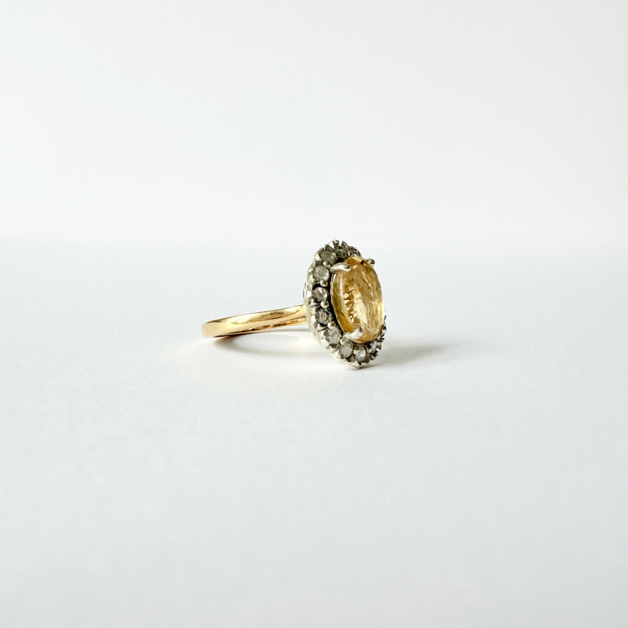 Profil d'une bague marguerite en or 18 carats avec saphir jaune