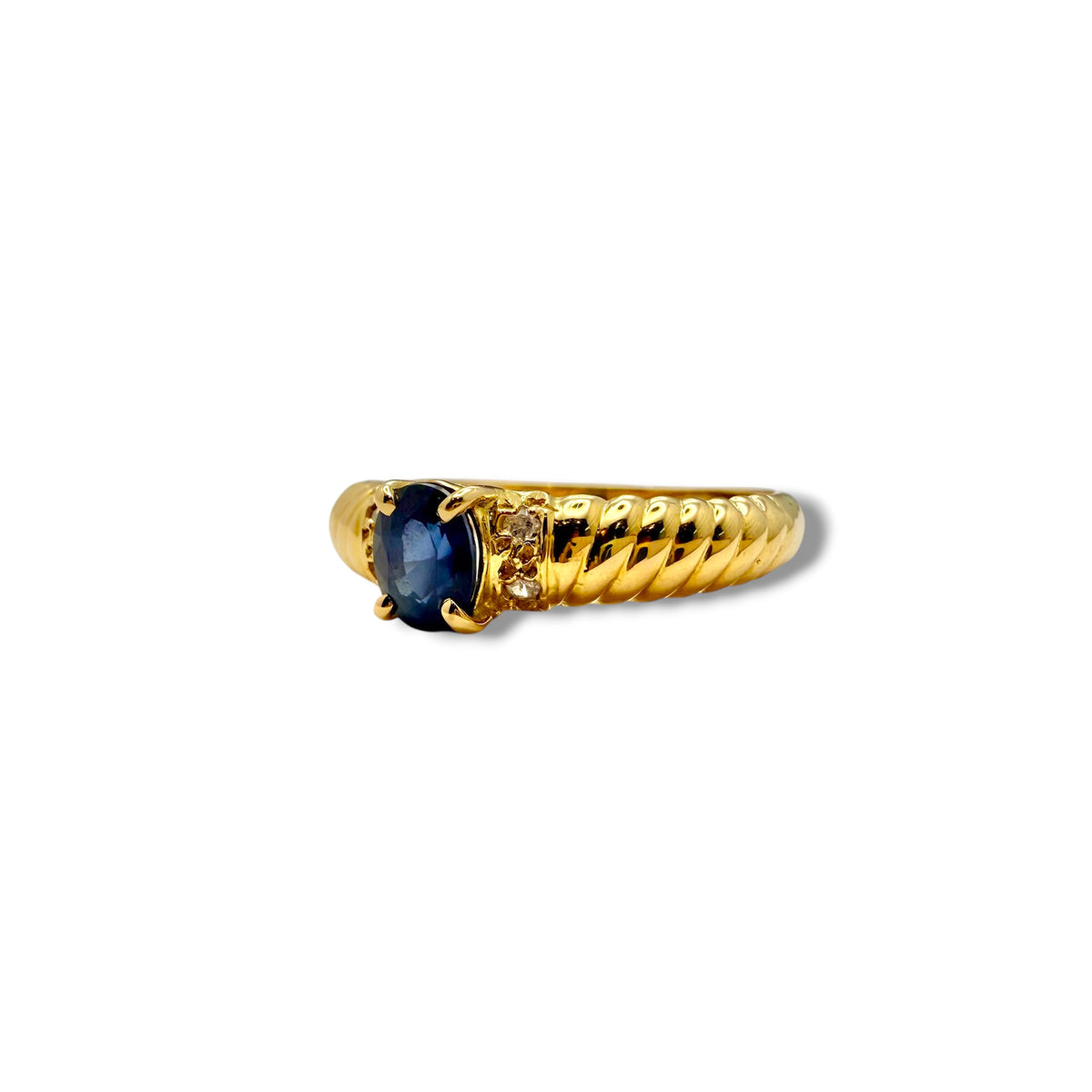 Profil d’une bague en or jaune 18 carats avec monture à godrons torsadés