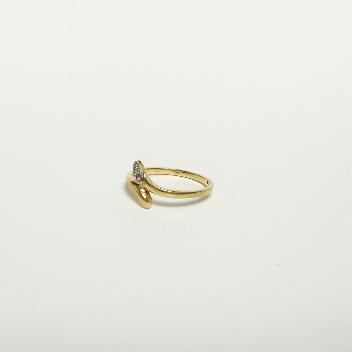 Vue de profil de la bague serpent or 18 carats et diamants
