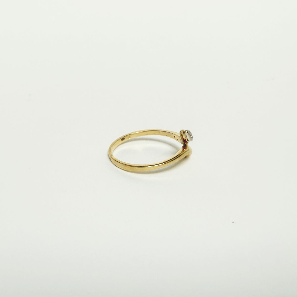 Vue de profil de la bague serpent en or 18 carats et diamants. 