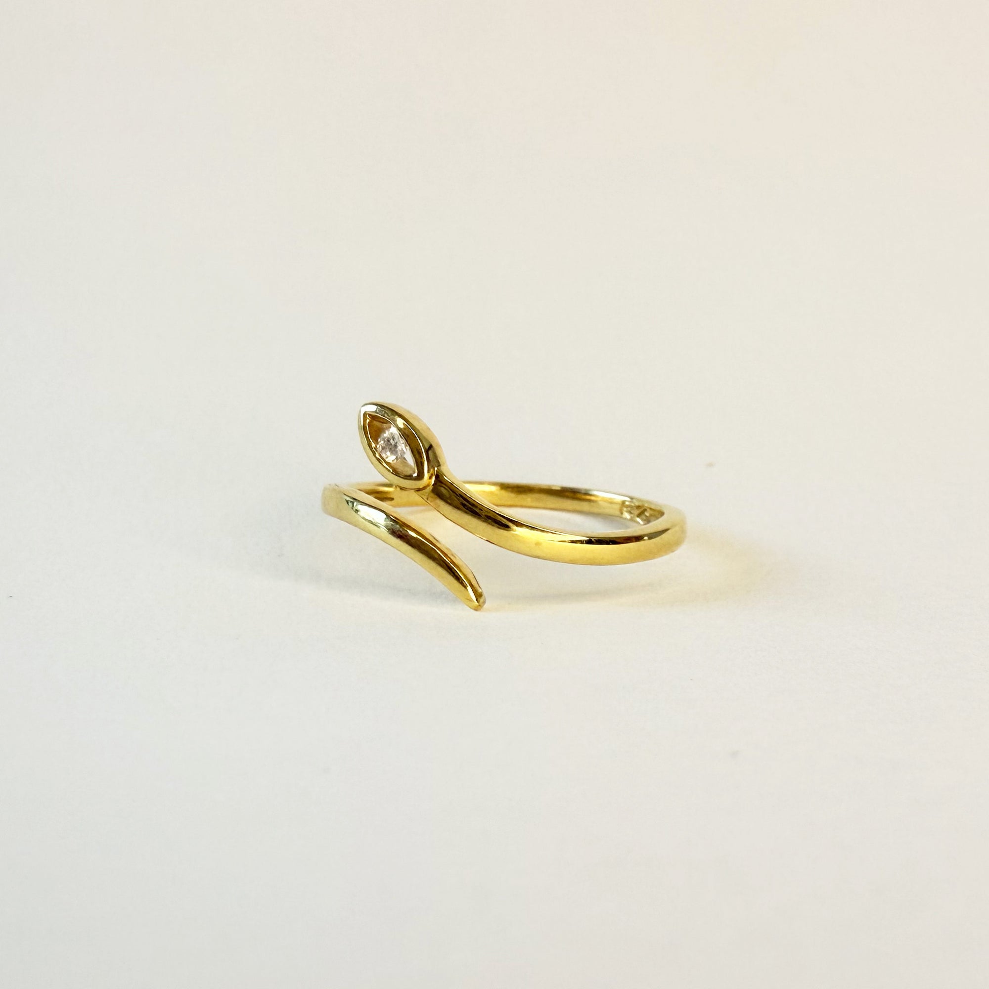 Bague serpent en or jaune 18 carats ornée d’un diamant sur la tête, bijou raffiné aux lignes simples et élégantes, parfait pour un style intemporel.