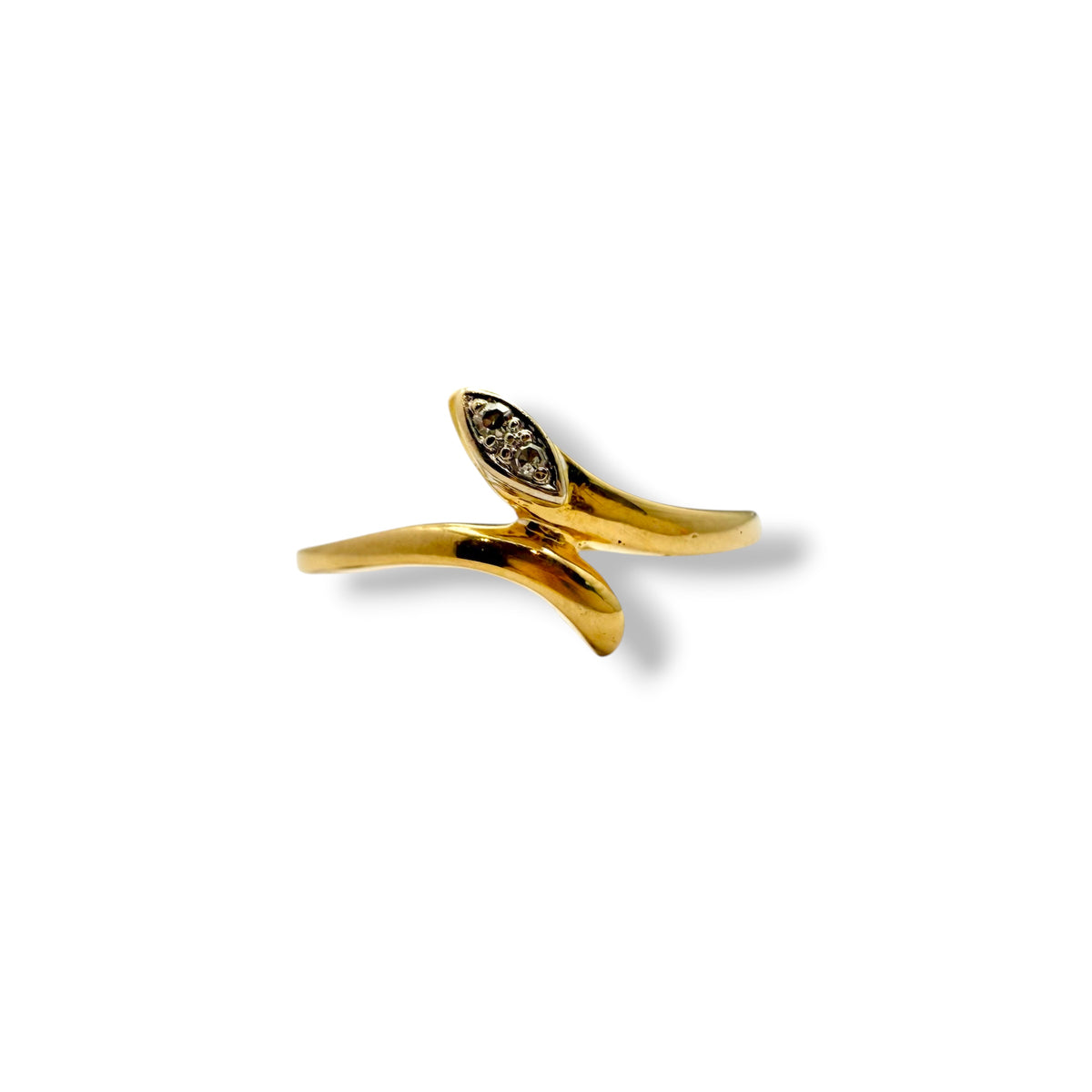 Fine bague ancienne croisée en or jaune et or blanc 18 carats, sertie de deux petits diamants, bijou français des années 1980.