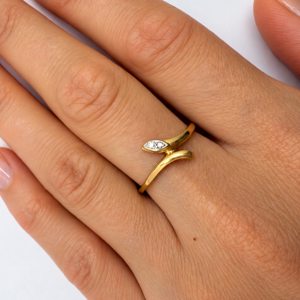 Bague vintage en or jaune à décor d'un serpent serti de diamants