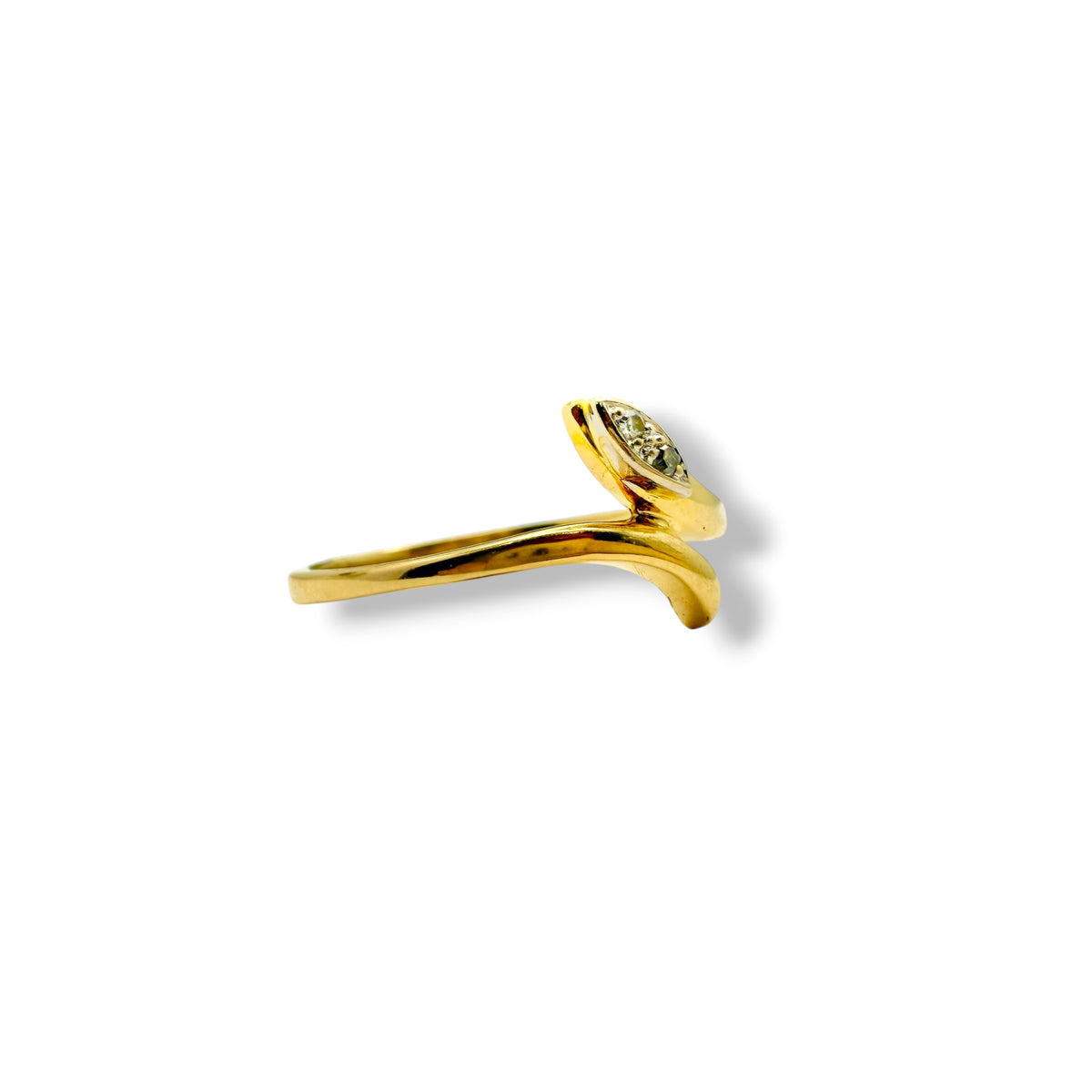 Vue de profil de la bague serpent en or 18 carats et diamants. 