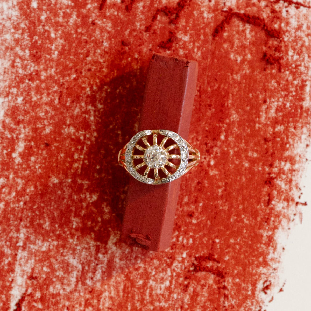 Bague vintage diamant taille ancienne sur une monture ajourée en or jaune 18 carats.
