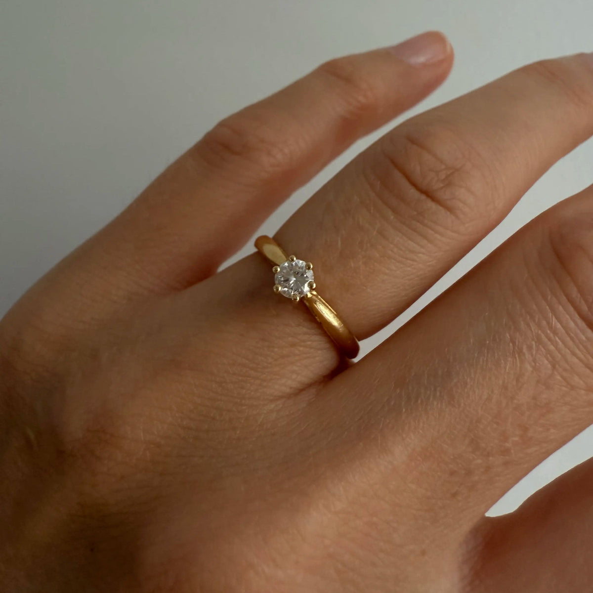 Bague solitaire diamant 0.2 carat sur une monture en or jaune 18 carat