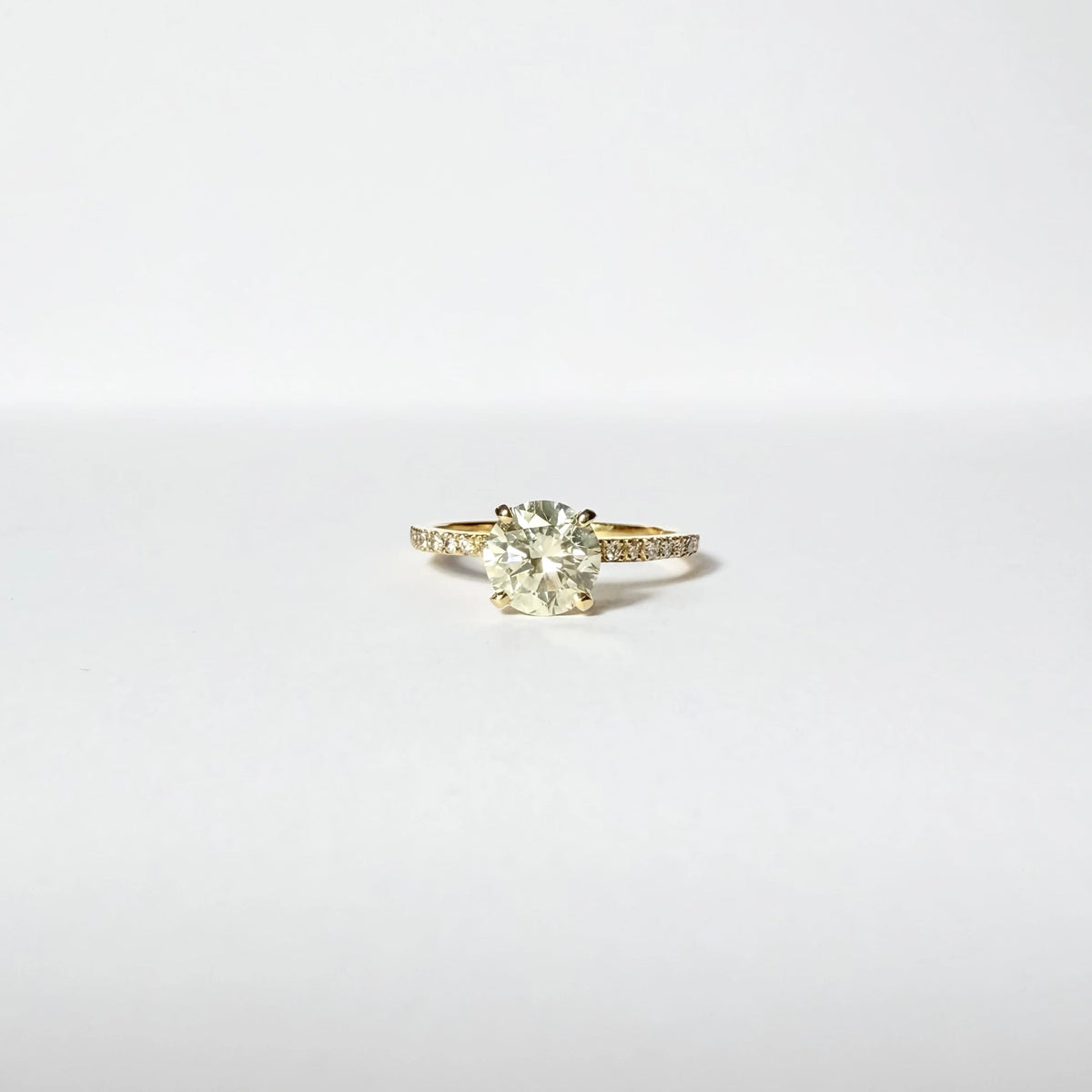 Bague de fiançailles en or jaune ornée d'un important diamant de 1.5 carats sur une monture en or et diamants