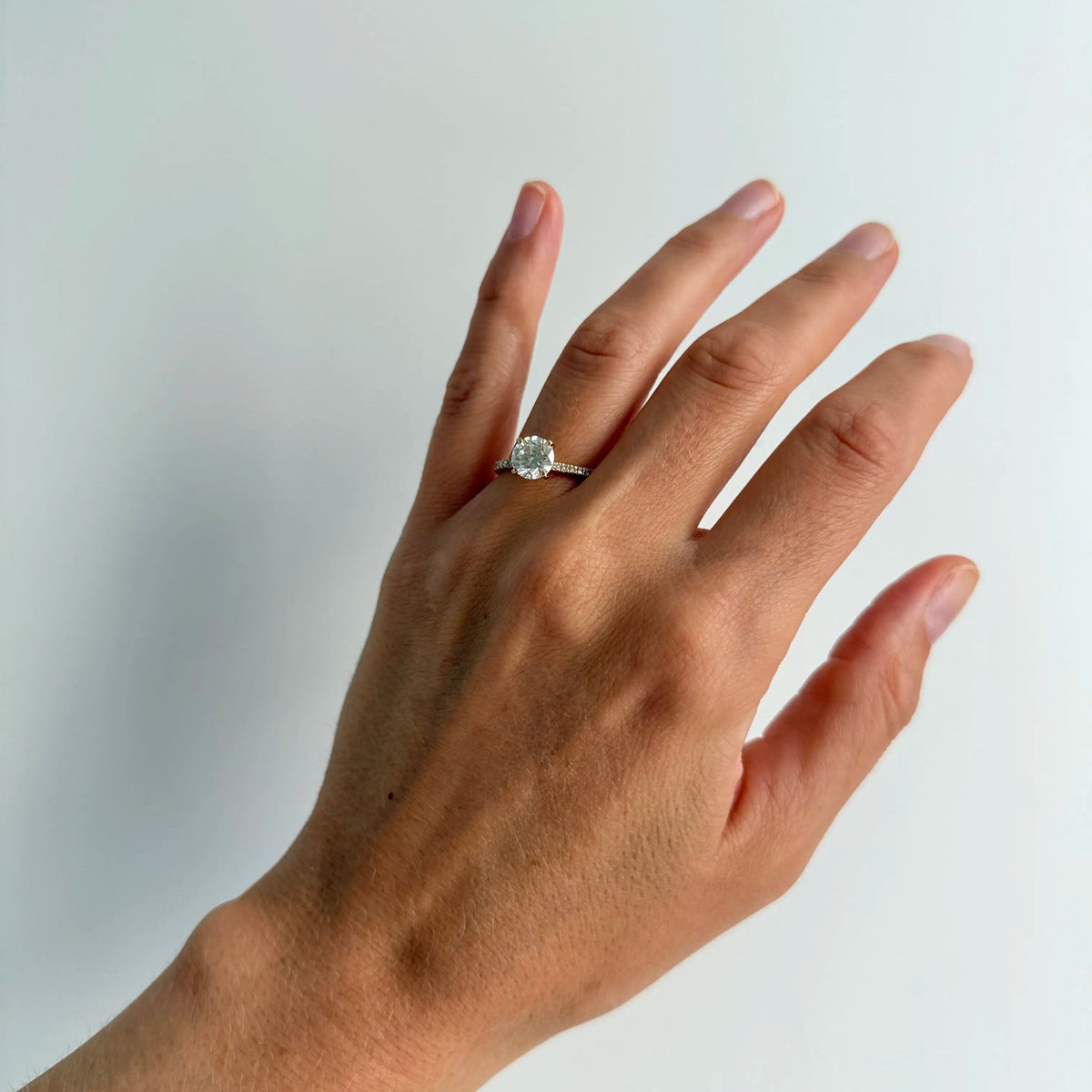 Bague solitaire ornée d'un important diamant de 1.5 carat d'une belle couleur et pureté