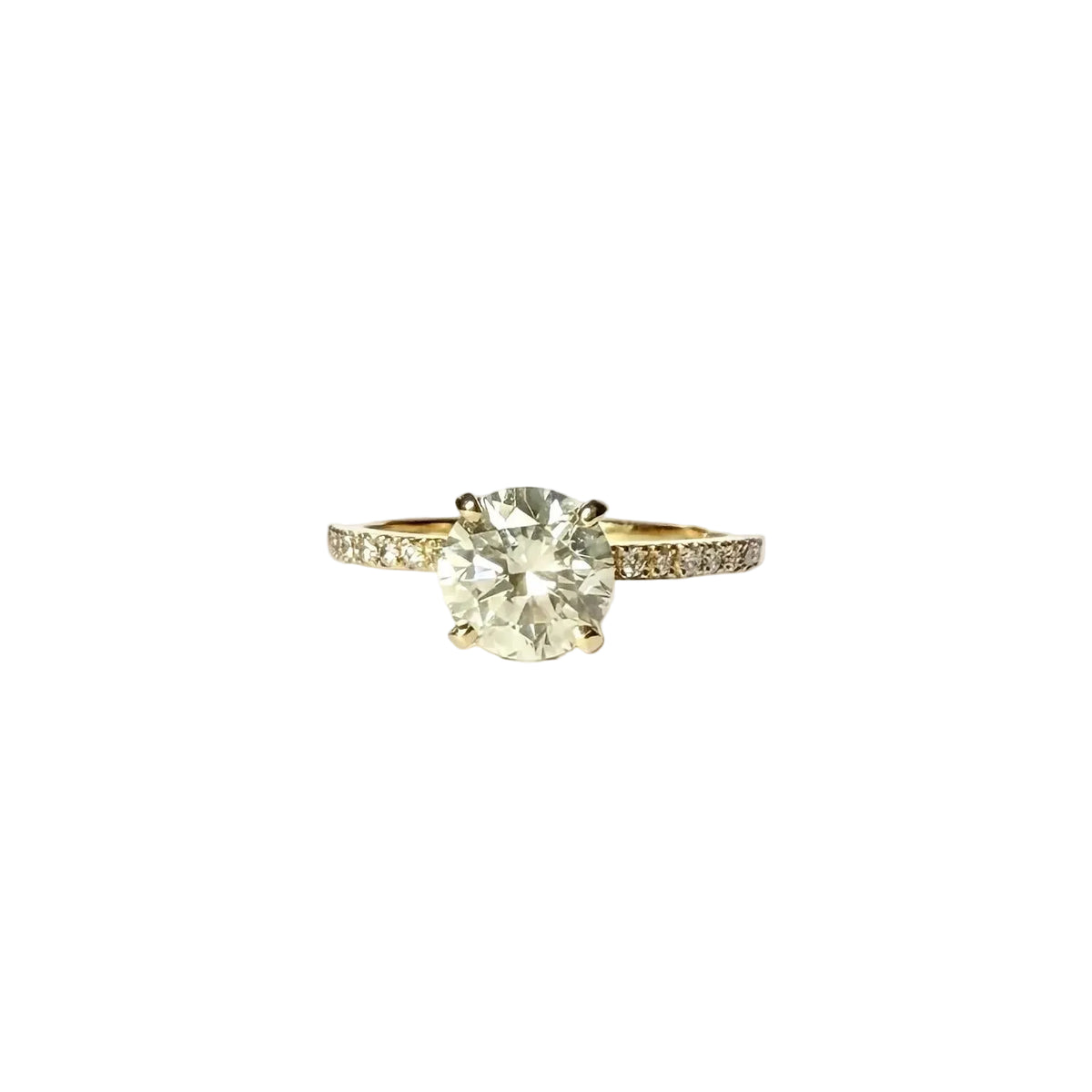 Bague de fiançailles en or jaune ornée d'un important diamant de 1.5 carats sur une monture en or et diamants