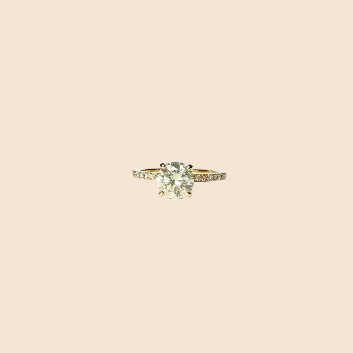 Bague de fiançailles en or jaune ornée d'un important diamant de 1.5 carats sur une monture en or et diamants