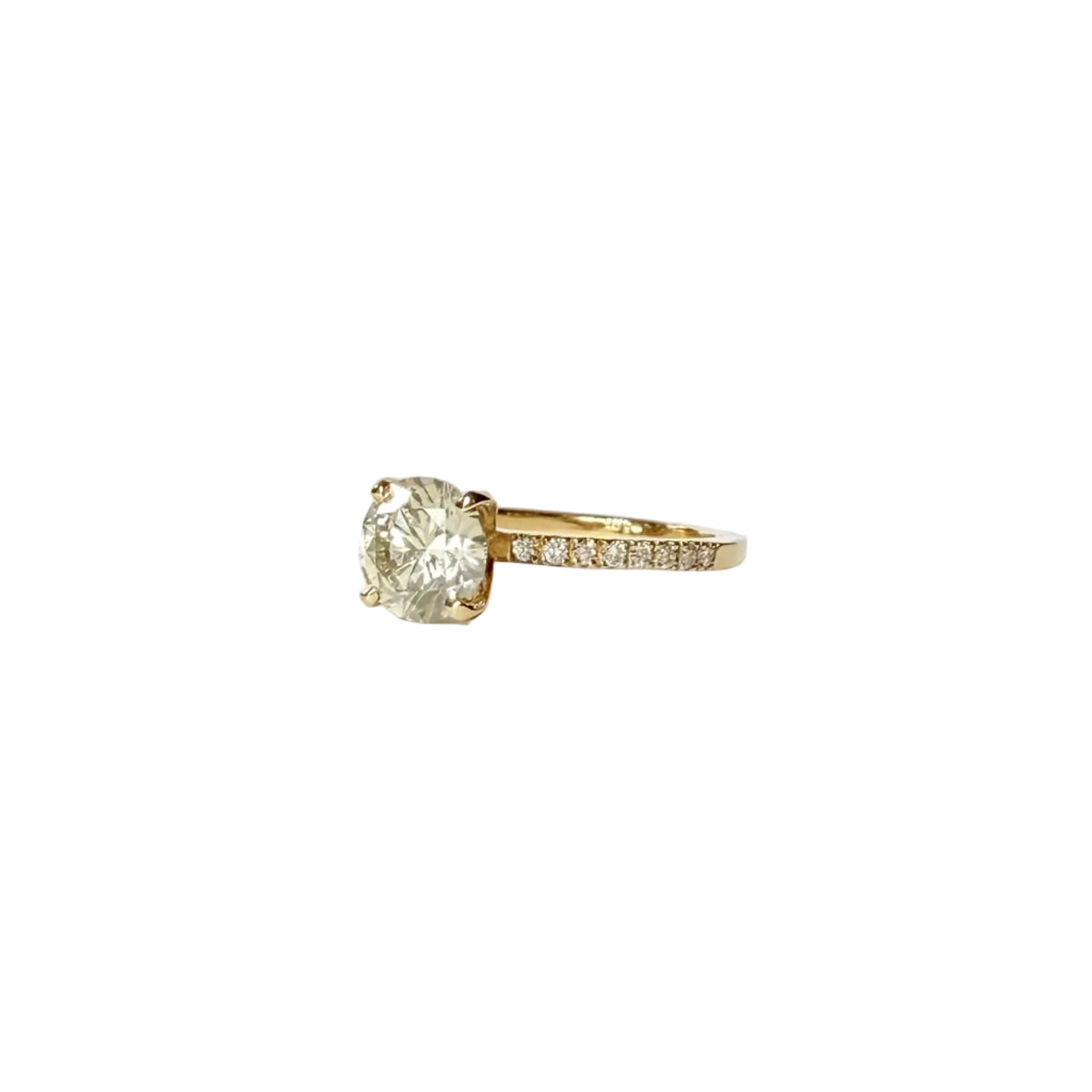 Bague de fiançailles en or jaune ornée d'un important diamant de 1.5 carats sur une monture en or et diamants, vue de côté