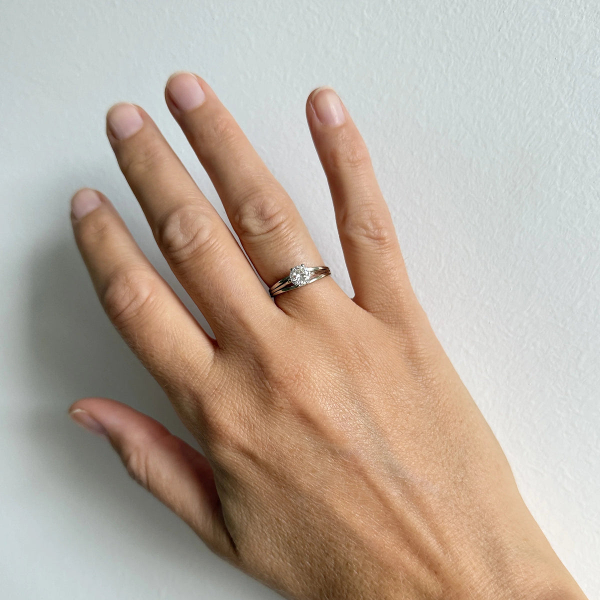 Bague solitaire en or blanc 18 carats ornée d'un diamant 