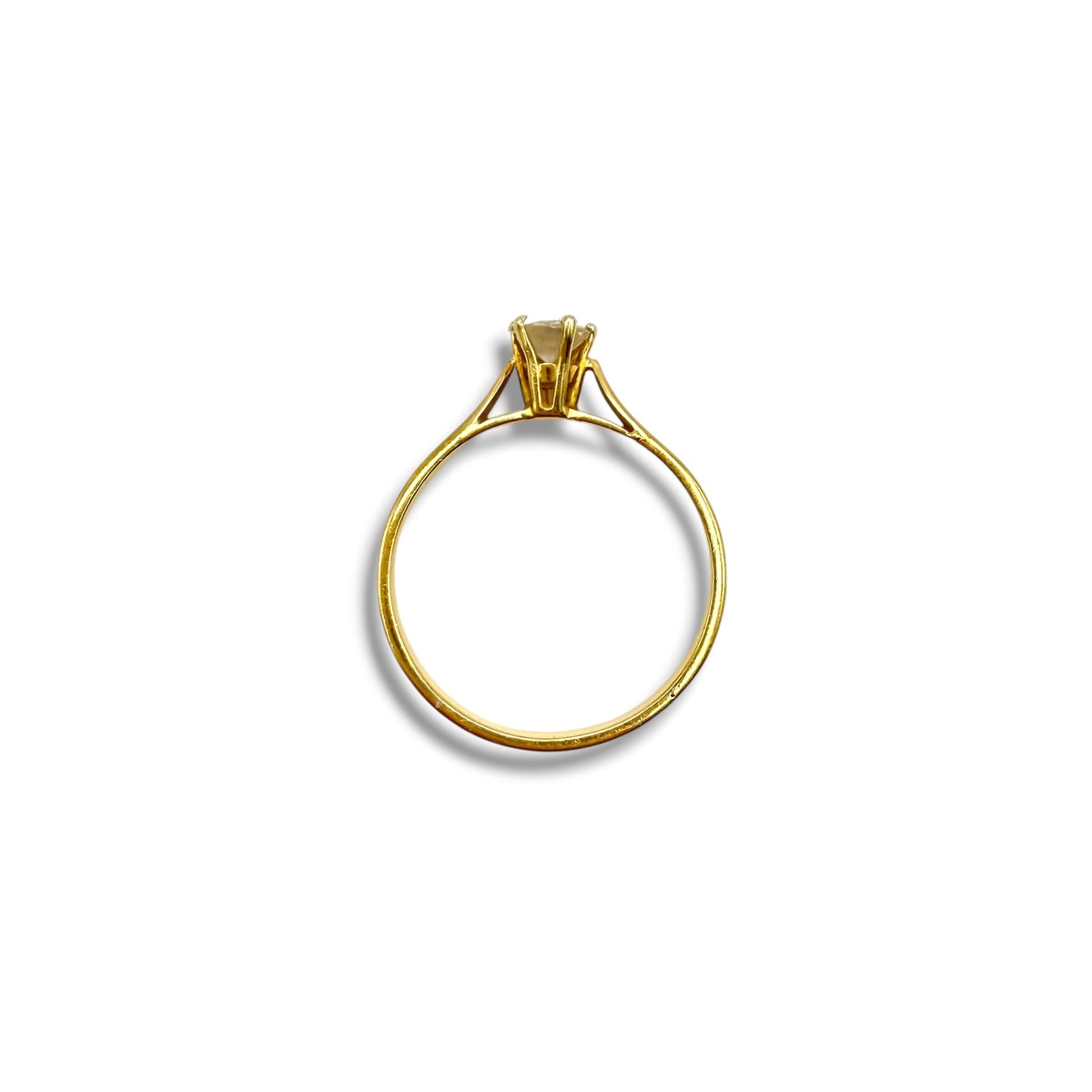 Bague solitaire en or jaune 18 carats avec diamant taille brillant de 0,20 carat monté sur griffes, modèle français vers 1990.
