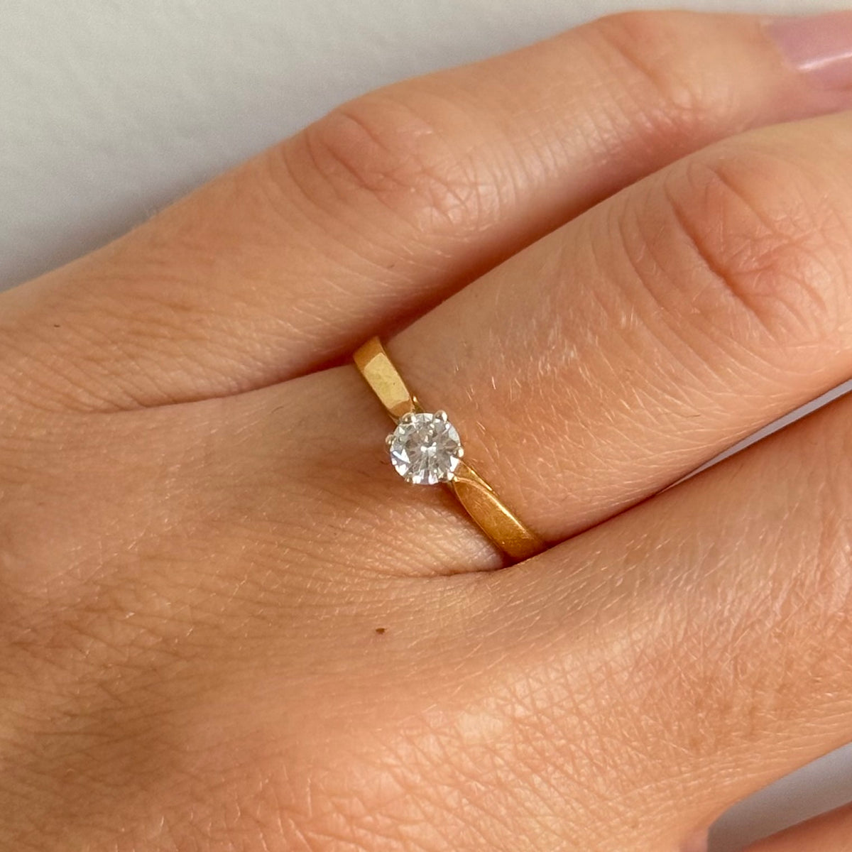 Bague solitaire en or jaune ornée d'un diamant