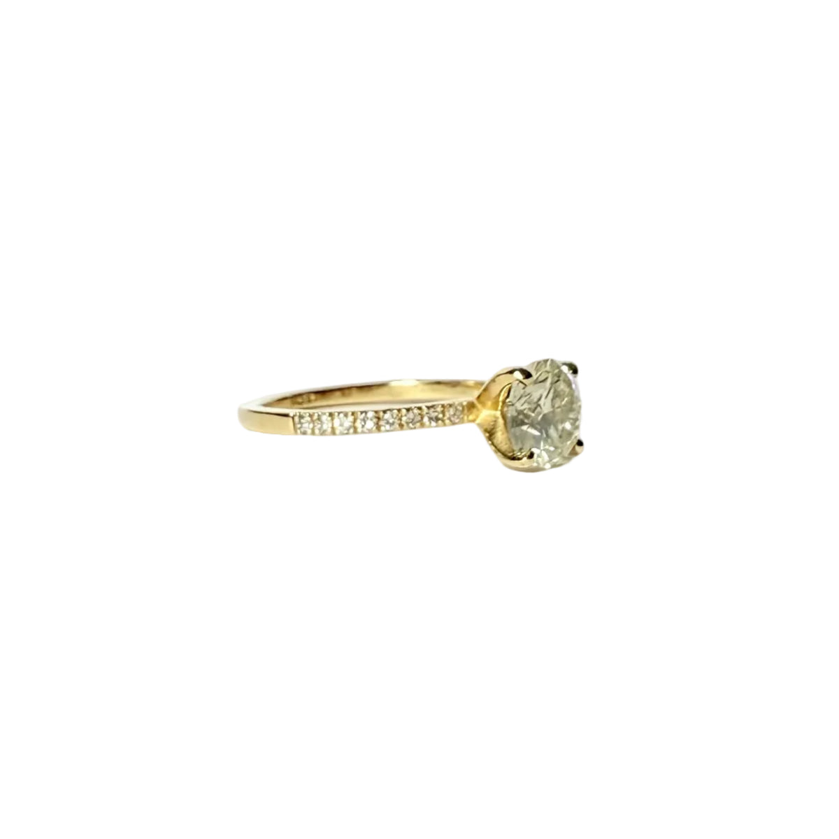 Bague de fiançailles en or jaune ornée d'un important diamant de 1.5 carats sur une monture en or et diamants
