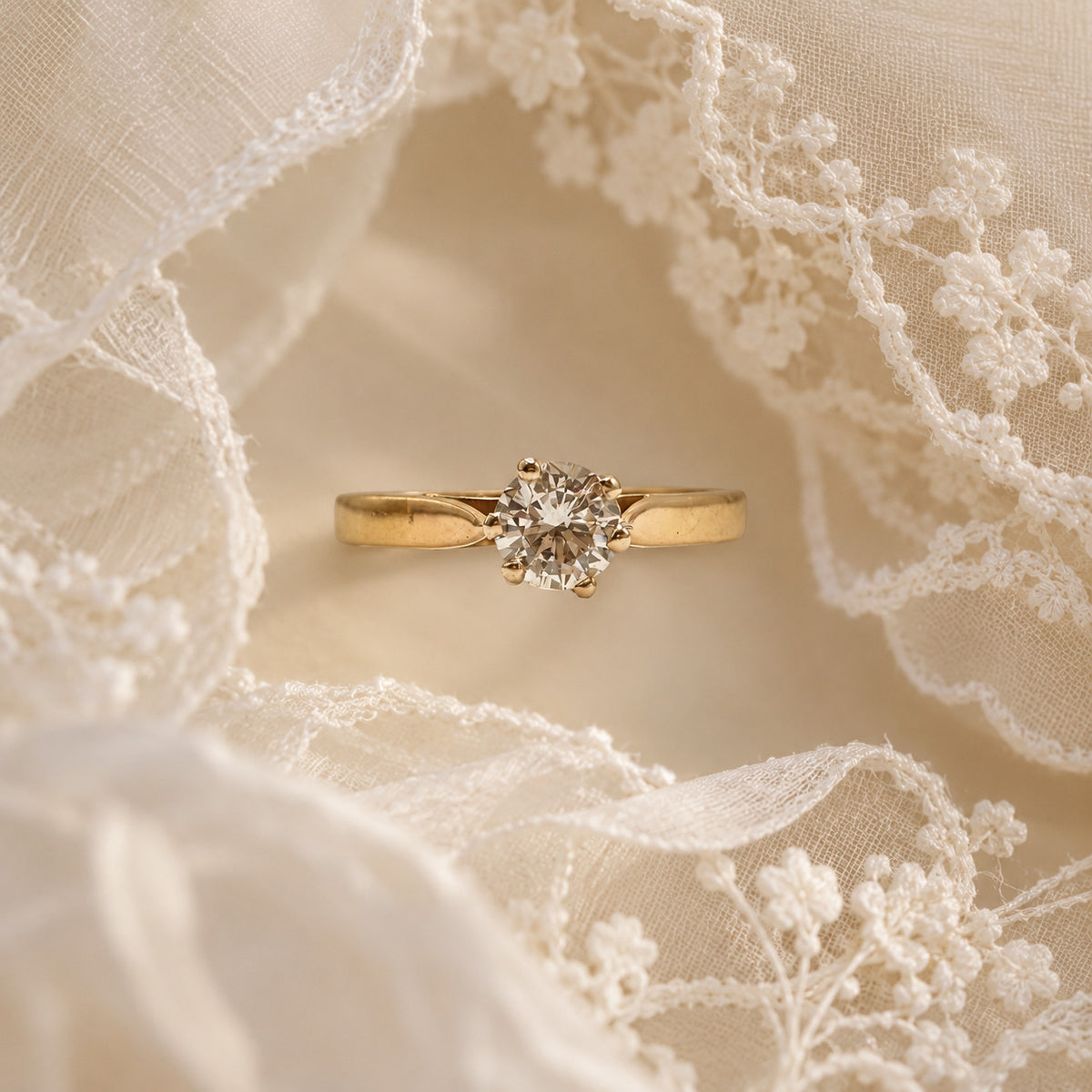 Bague solitaire en or jaune 18 carats avec diamant taille brillant de 0,20 carat monté sur griffes, modèle français vers 1990.