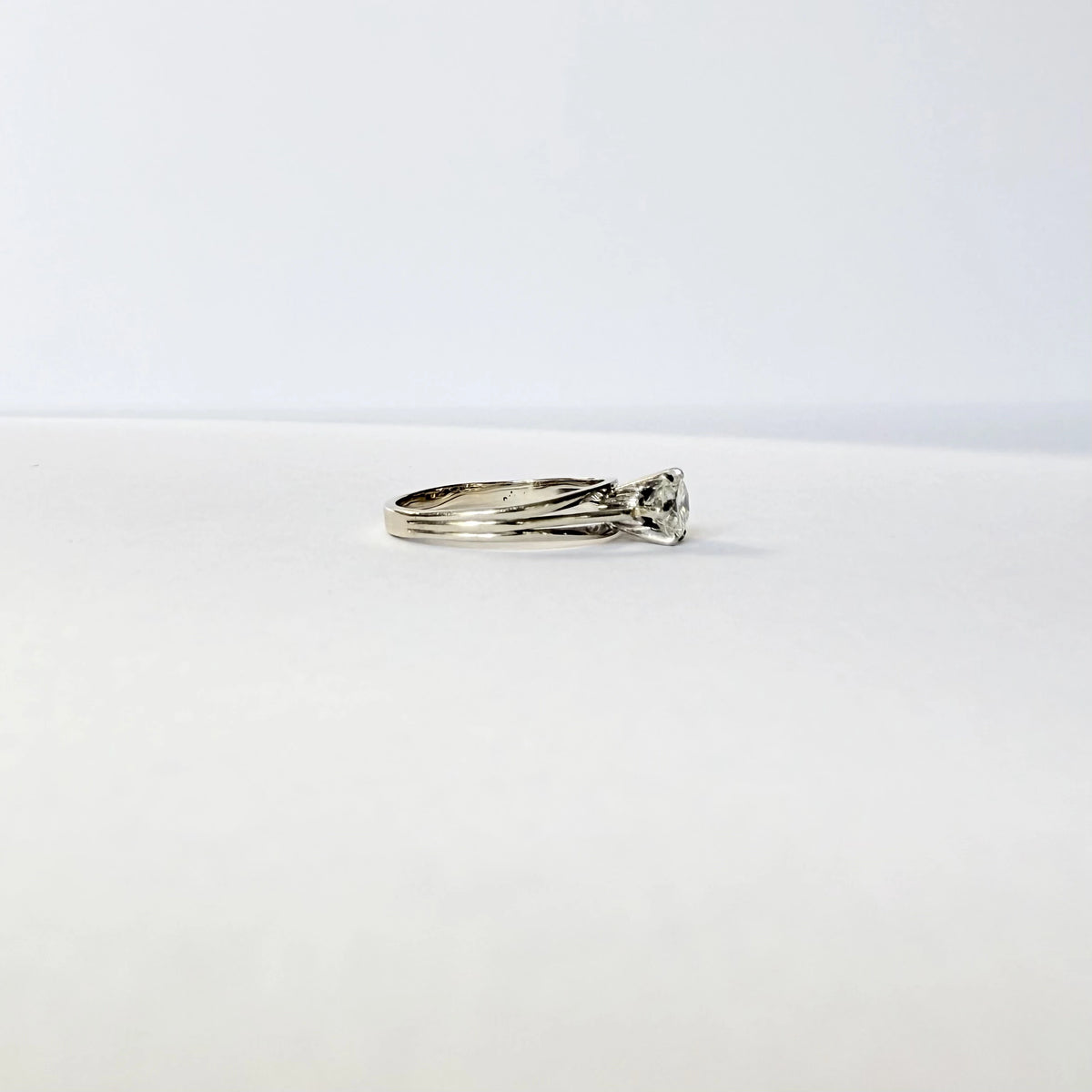 Bague solitaire en diamant de 0,5 carat de style Années 1950, signée Maison Labrune, avec un diamant brillant et une monture élégante.