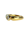 Bague solitaire en or jaune 18 carats sertie d’un diamant en serti clos d’environ 0,07 carat, bijou raffiné symbole d’amour éternel et d’engagement.