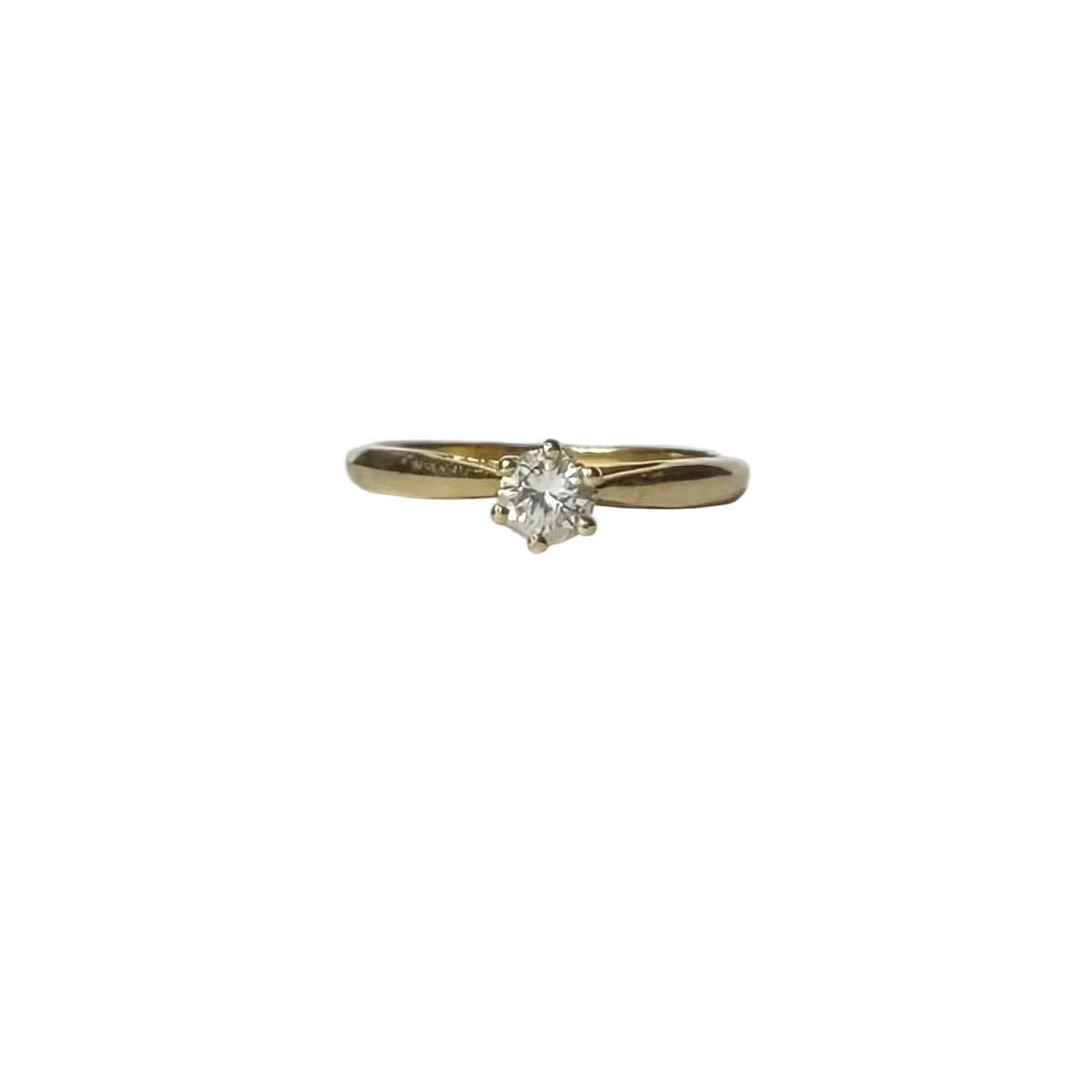 Bague solitaire en or jaune 18 carats ornée d'un diamant de 0,2 carats, vue de face. 