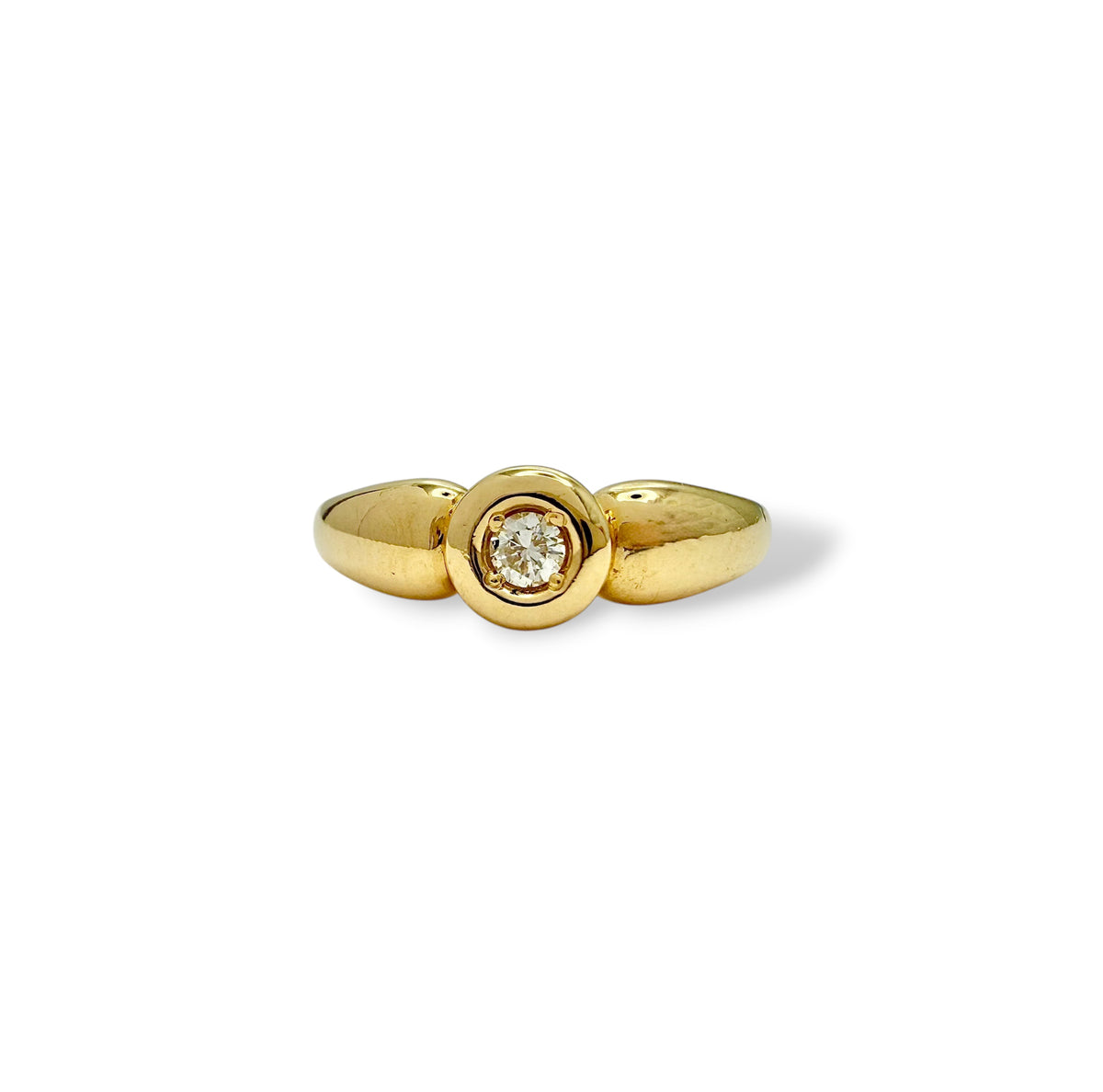 Bague solitaire en or jaune 18 carats sertie d’un diamant en serti clos d’environ 0,07 carat, bijou raffiné symbole d’amour éternel et d’engagement.