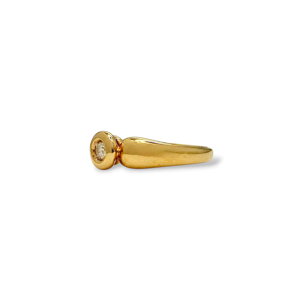Bague solitaire en or jaune 18 carats sertie d’un diamant en serti clos d’environ 0,07 carat, bijou raffiné symbole d’amour éternel et d’engagement, vue de profil