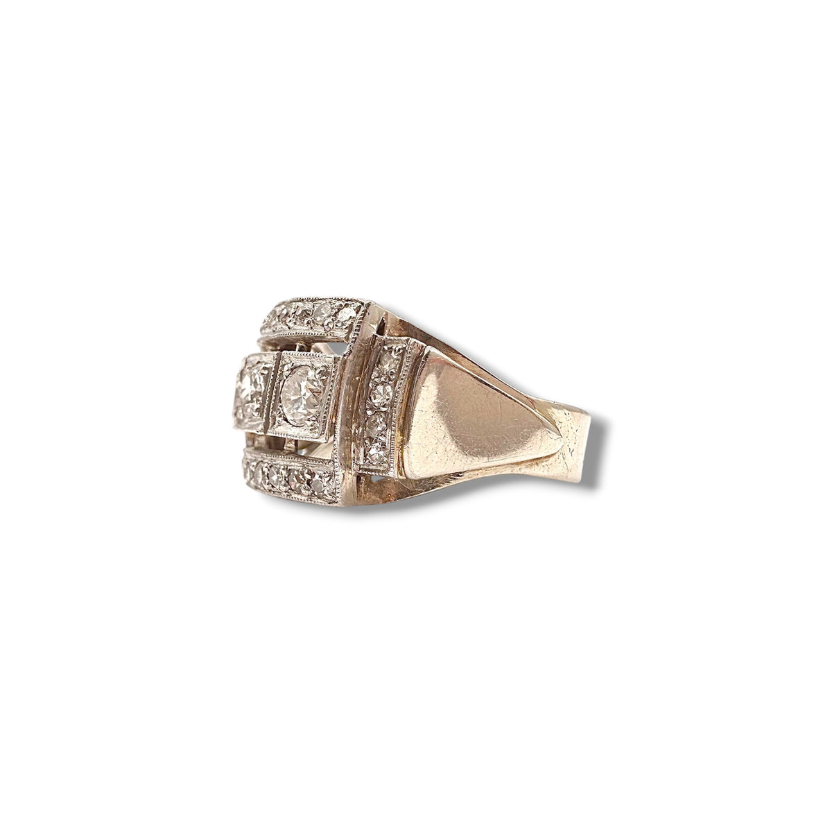 Profil de la bague moderniste en or blanc montrant sa monture ajourée