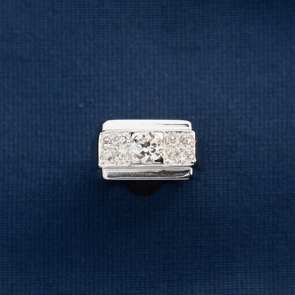 Bague Tank Art Déco en or gris 18 carats avec diamant central et entourage de 8 diamants taille brillant, bague de fiançailles vintage années 1950.