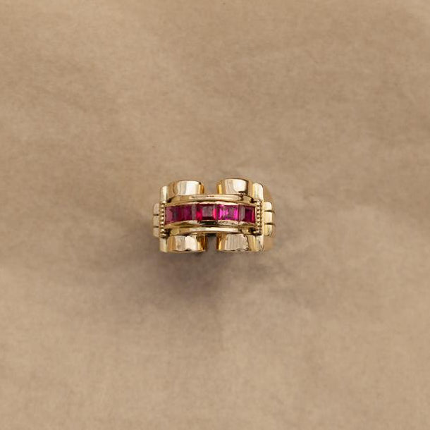 Bague Tank vintage en or jaune 18 carats sertie d’un rang de rubis naturels calibrés, années 1940