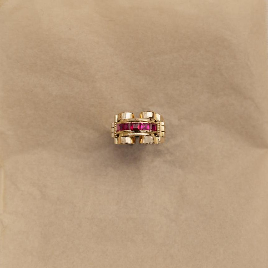Bague Tank vintage en or jaune 18 carats sertie d’un rang de rubis naturels calibrés, années 1940