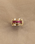 Bague Tank vintage en or jaune 18 carats sertie d’un rang de rubis naturels calibrés, années 1940