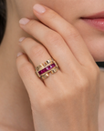 Bague Tank en or jaune 18 carats sertie de rubis naturels, portée au doigt, style sculptural des années 1940
