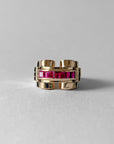 Bague Tank vintage en or jaune 18 carats sertie d’un rang de rubis naturels calibrés, années 1940