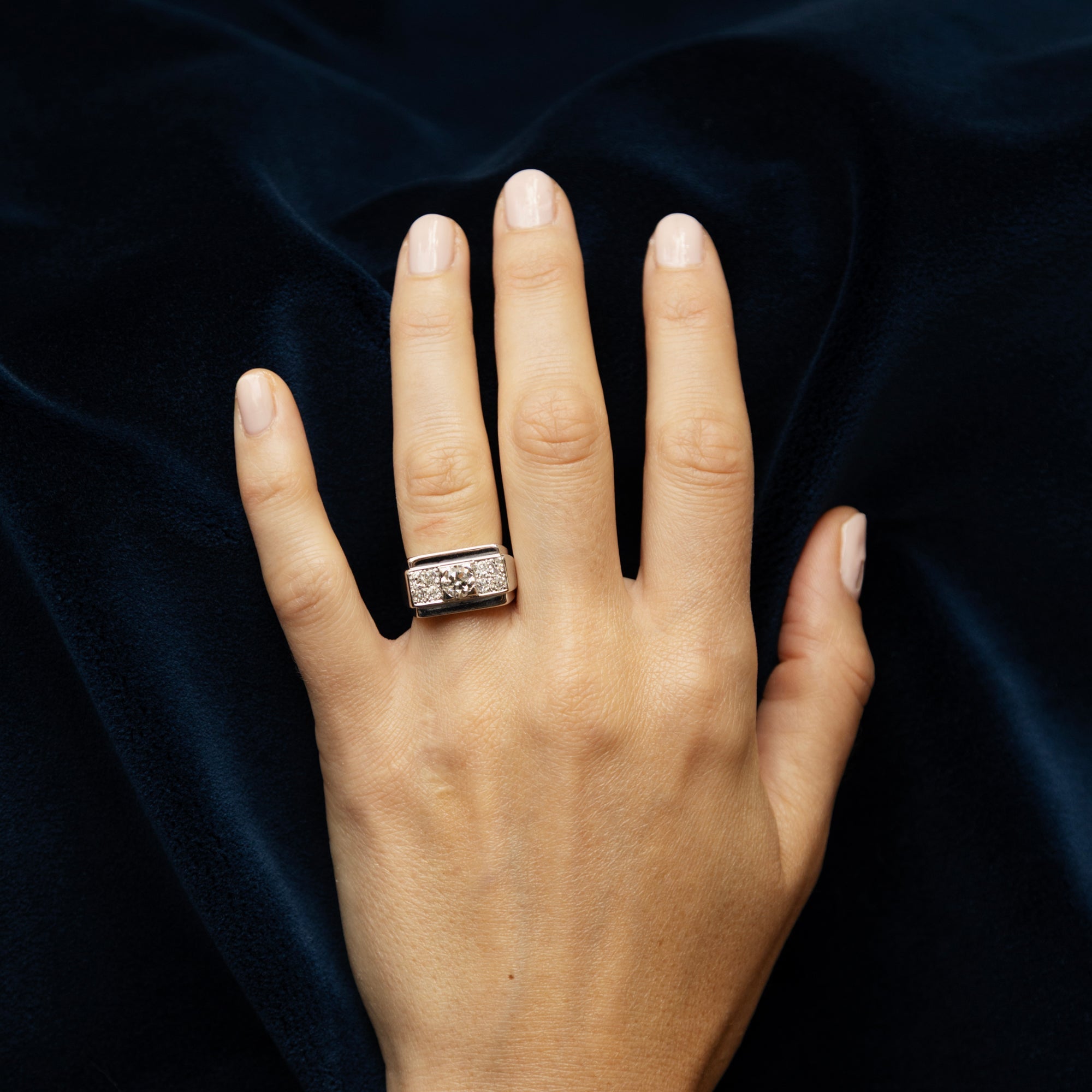 Bague Tank Art Déco en or gris 18 carats avec diamant central et entourage de 8 diamants taille brillant, bague de fiançailles vintage années 1950.