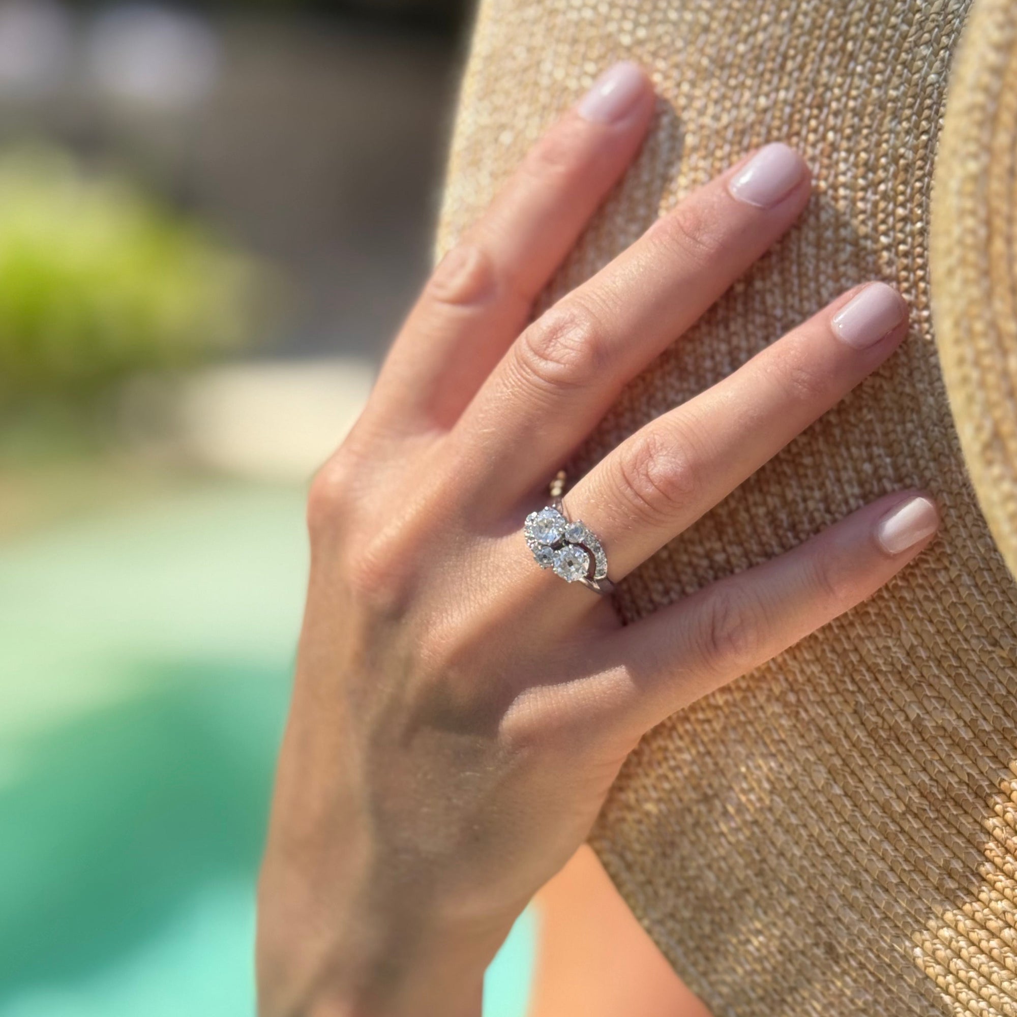 Bague Toi et Moi en or gris et platine ornée de deux diamants ronds taille ancienne de 0,74 carat chacun, bijou d’exception symbole d’amour éternel et d’union.