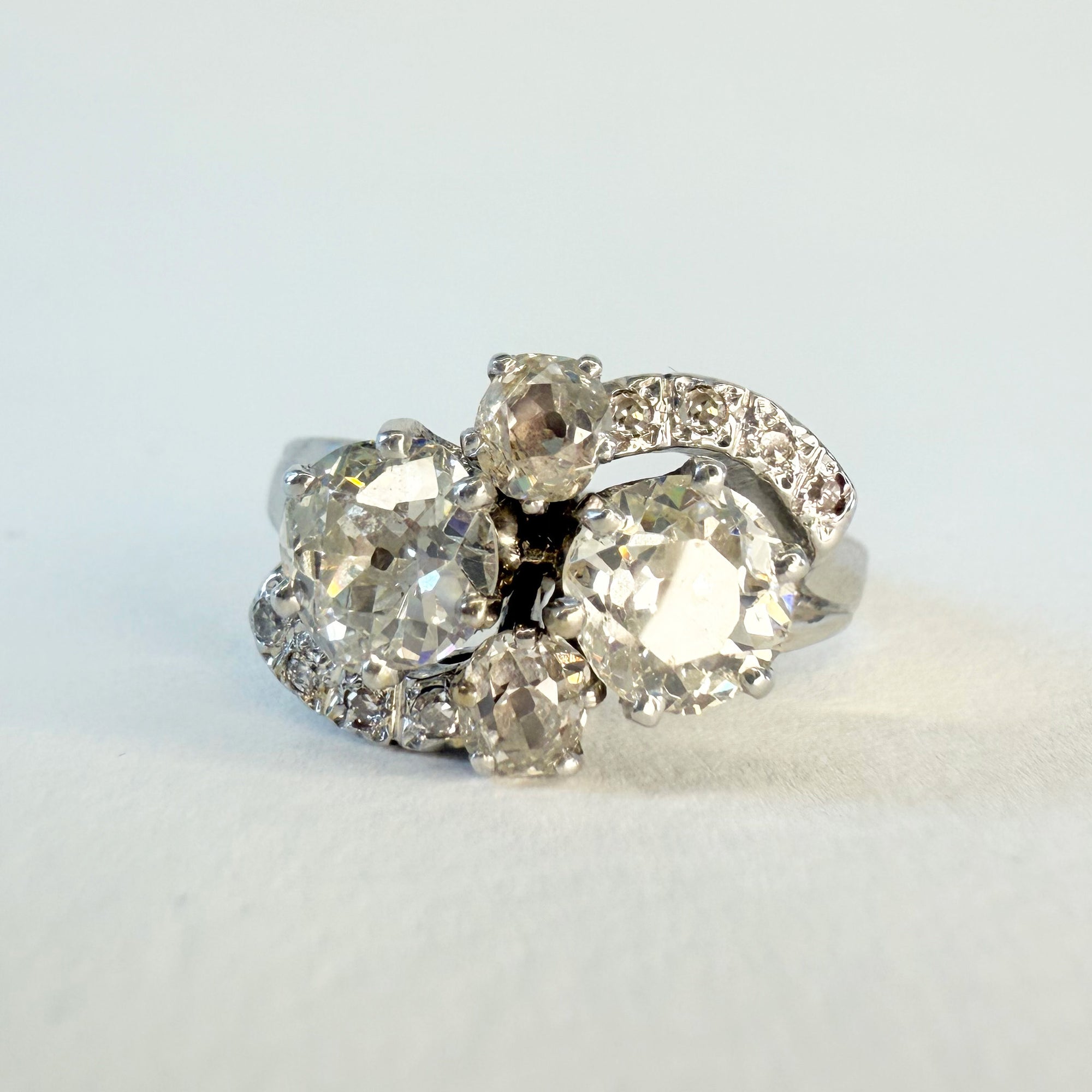 Bague Toi et Moi en or gris et platine ornée de deux diamants ronds taille ancienne de 0,74 carat chacun, bijou d’exception symbole d’amour éternel et d’union.