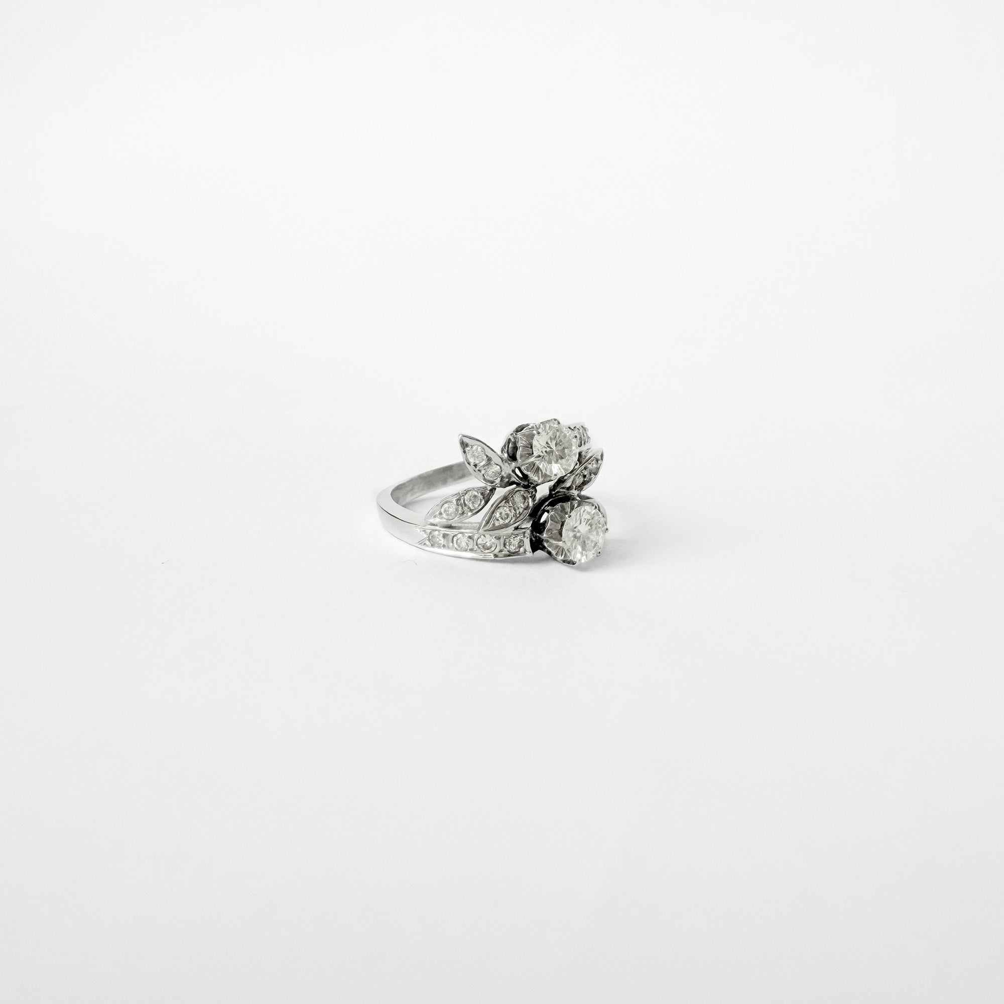 Bague Toi et Moi en or gris 18 carats avec deux diamants taille ancienne et pavage de diamants, idéale bague de fiançailles vintage années 1950.