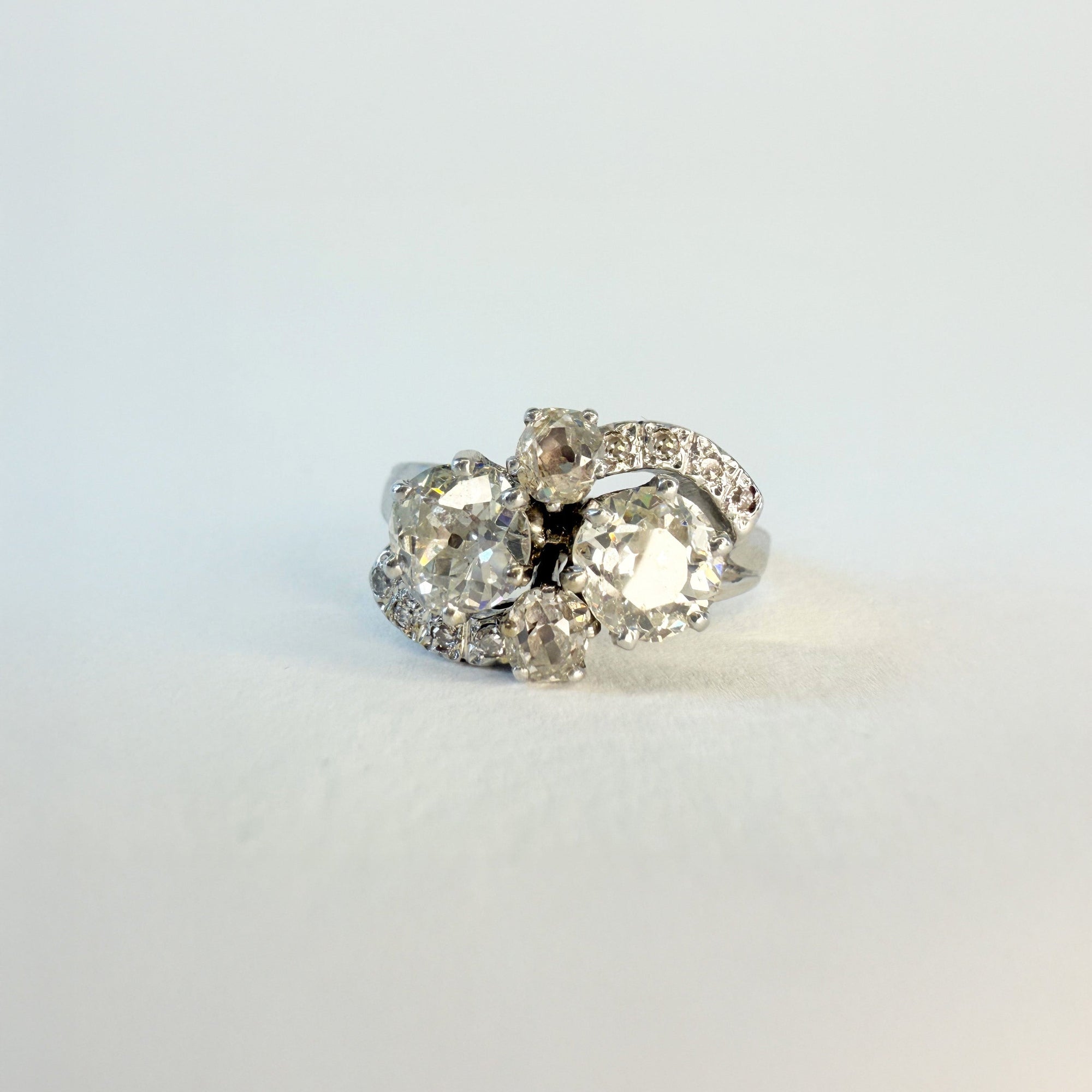 Bague Toi et Moi ancienne en or gris 18 carats et platine, ornée de deux diamants ronds taille ancienne, années 1930