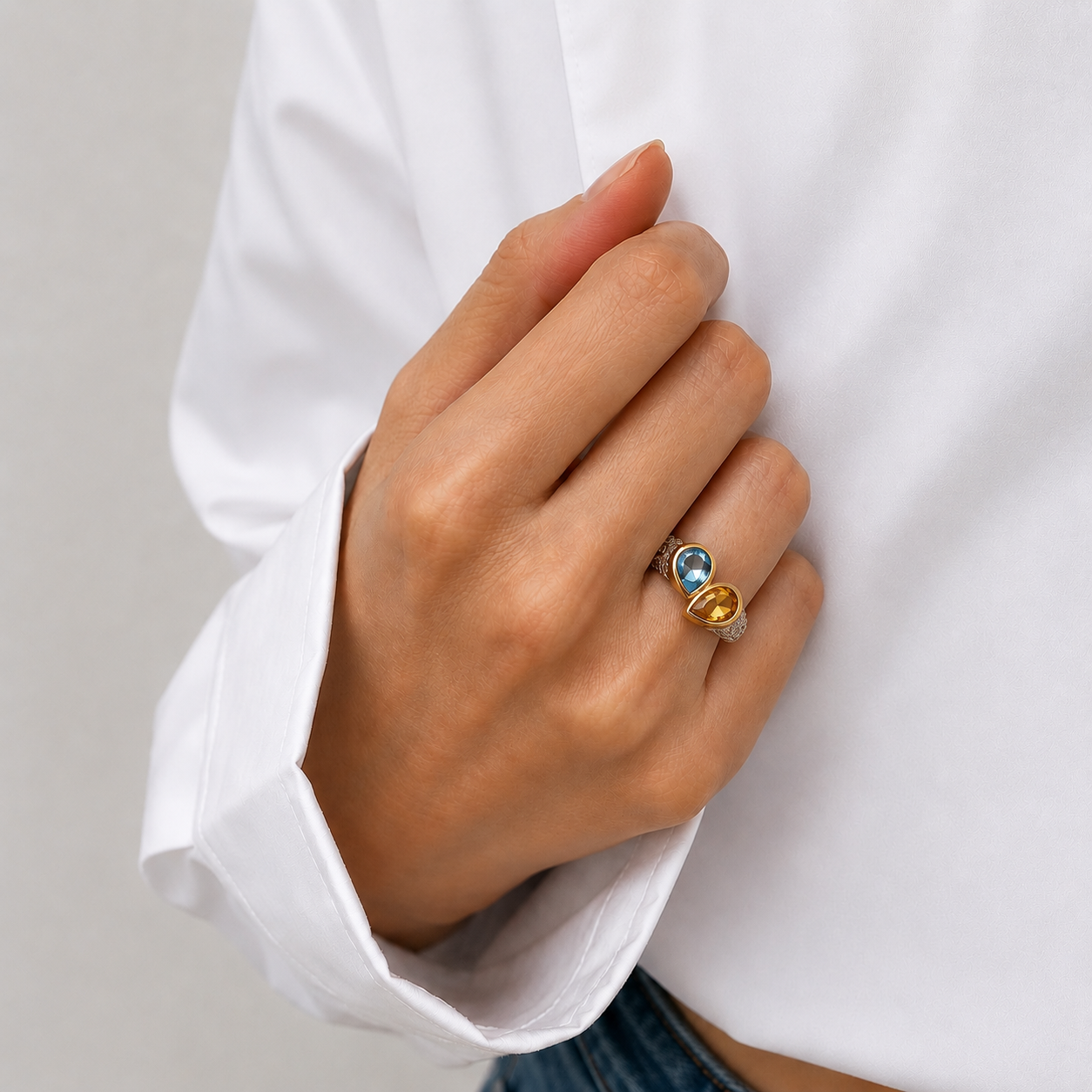 Bague vintage Toi & Moi en or jaune 18 carats avec pierres fines et diamants brillants.