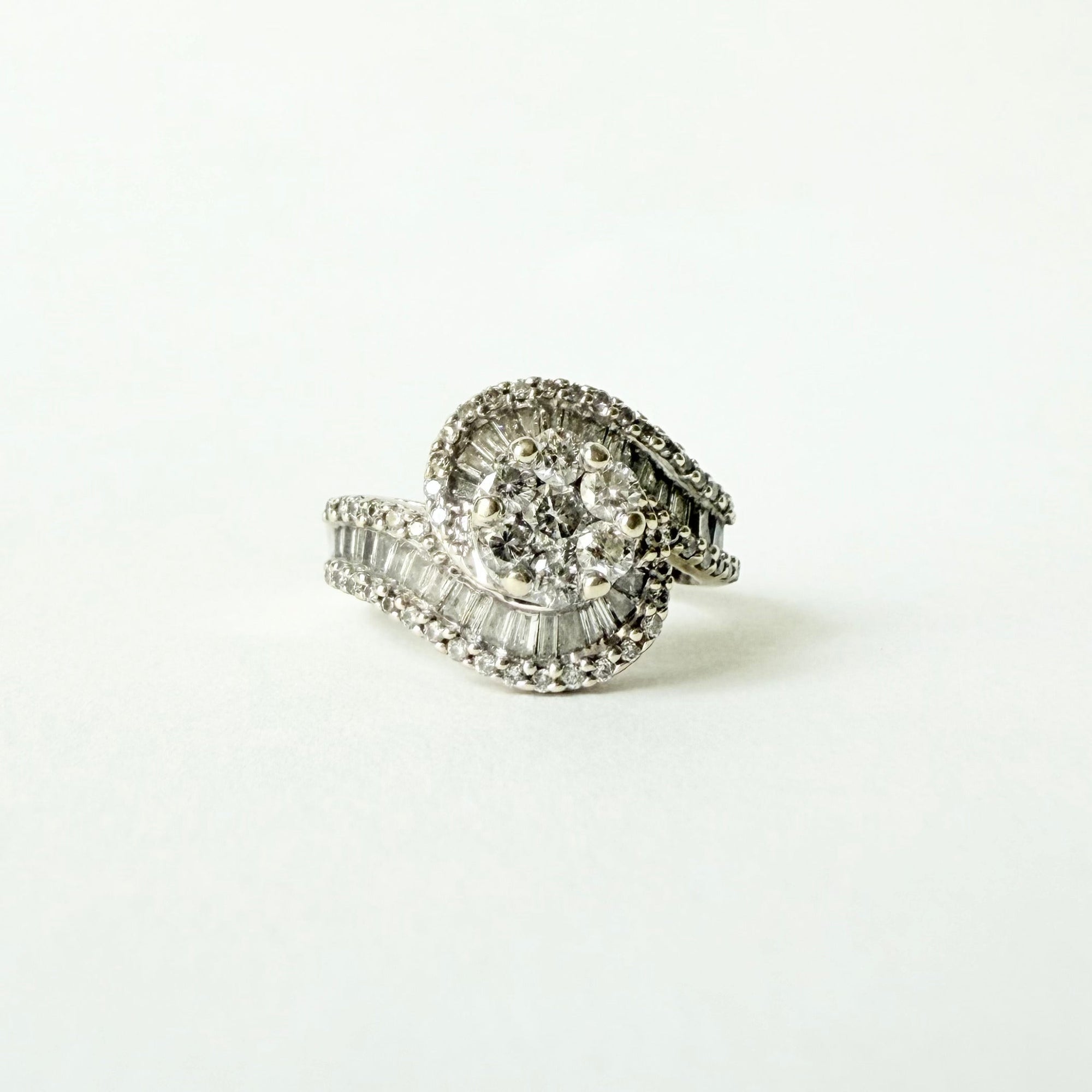 Bague en or gris 18 carats et nombreux diamant taille brillant et taille baguette. 