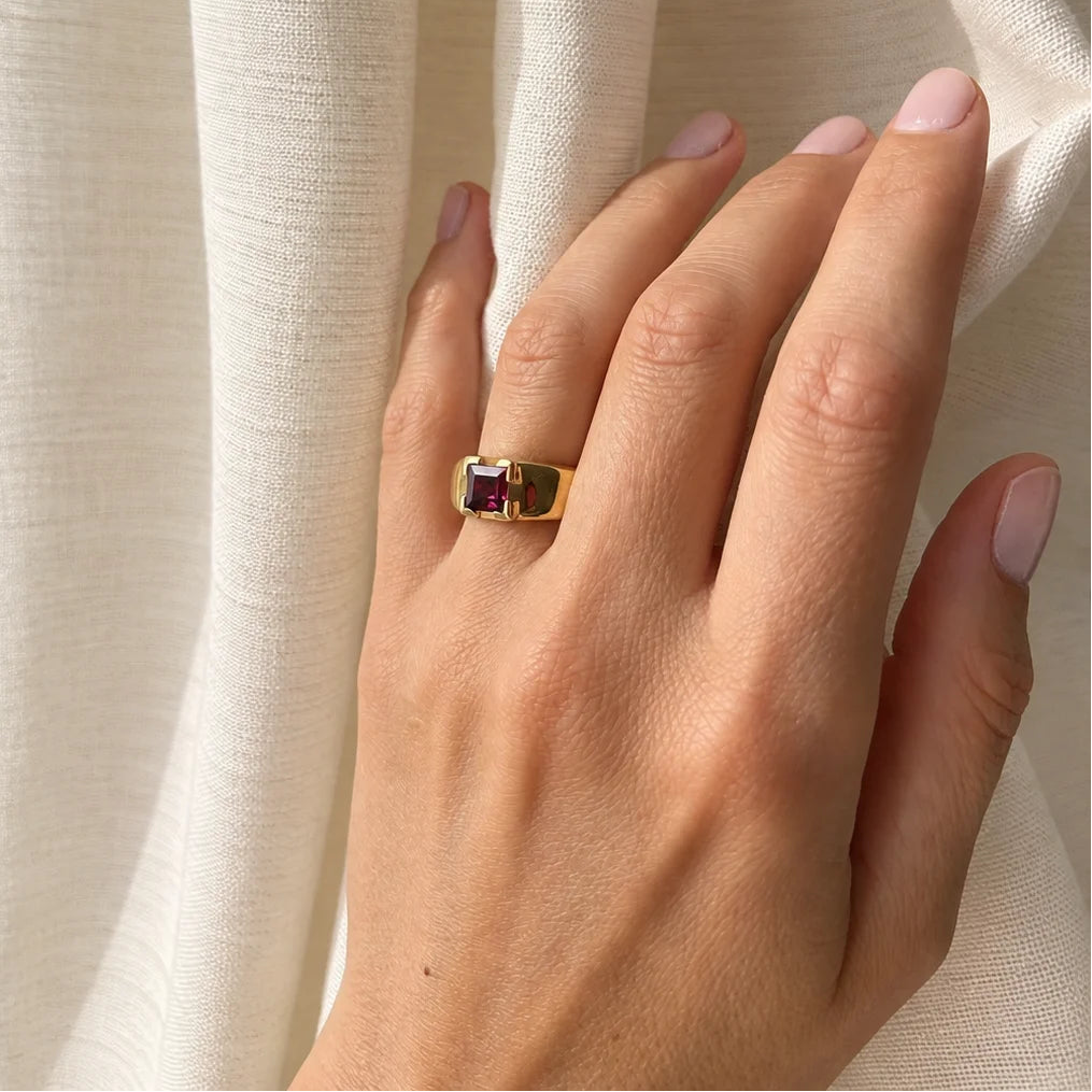BAgue vintage en or jaune 18 carats ornée d'une tourmaline de couleur rouge