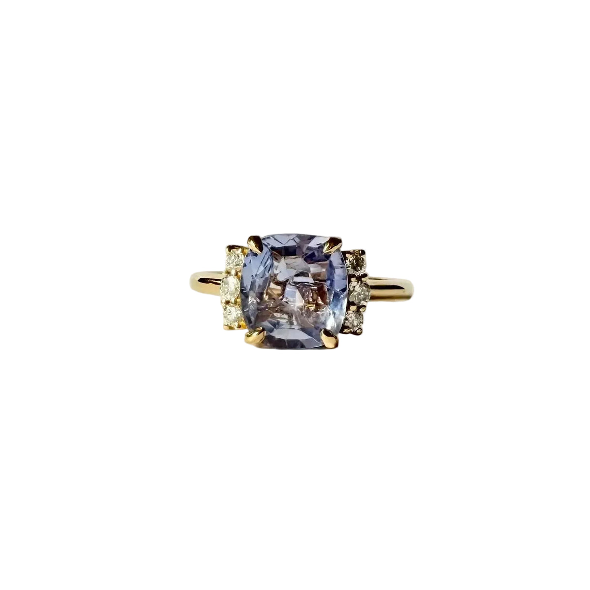 Bague en or jaune 18 carat de forme trilogie ornée d'un saphir central naturel non chauffé dans un entourage de six diamants naturels