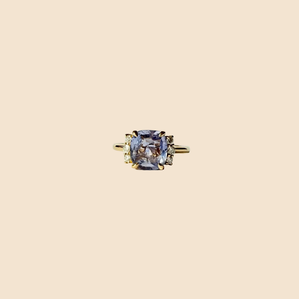 Bague en or jaune 18 carat de forme trilogie ornée d'un saphir central naturel non chauffé dans un entourage de six diamants naturels